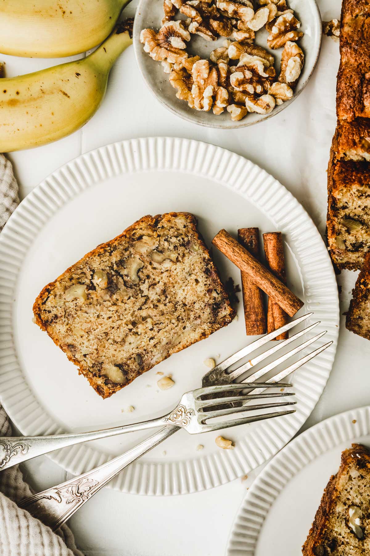 Part de cake à la banane dans une assiette sur une table