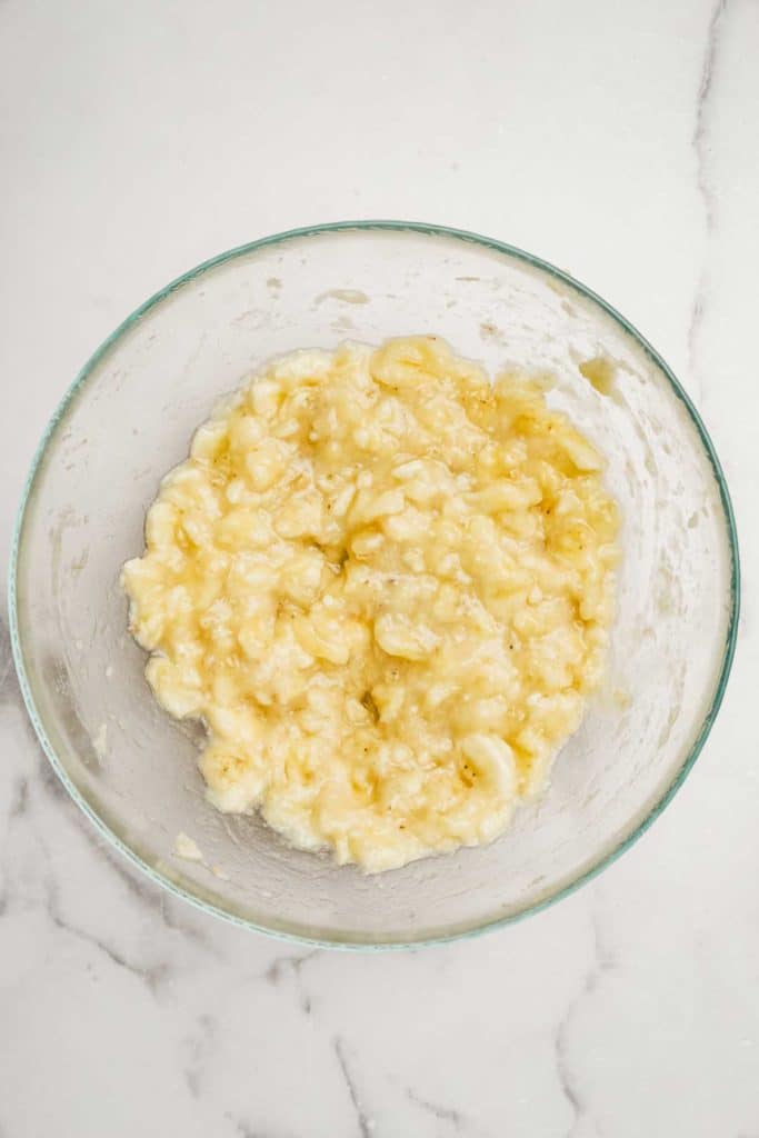 Medium bol with mashed bananas