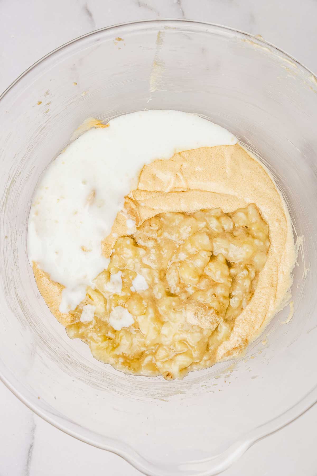 Grand bol avec des ingrédients et de la purée de banane