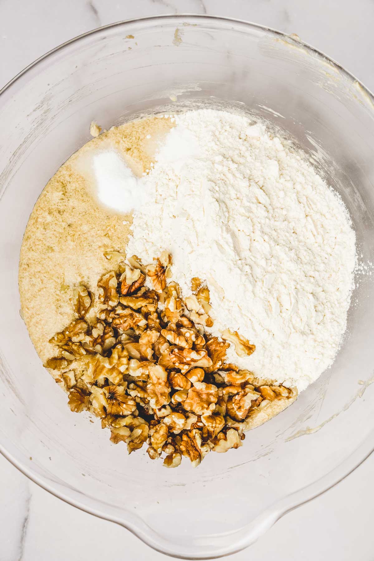 Grand bol avec de la farine et des noix