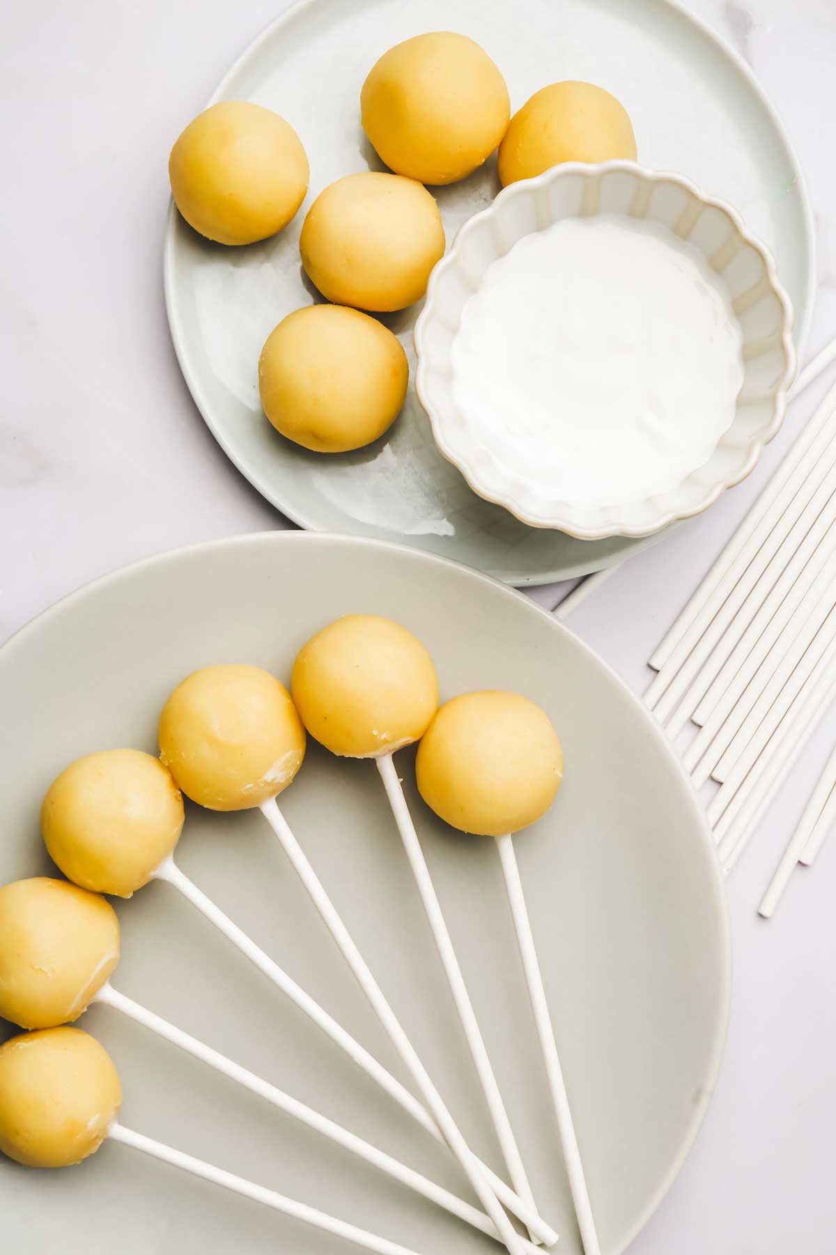 assiette avec cake pops et batonnets