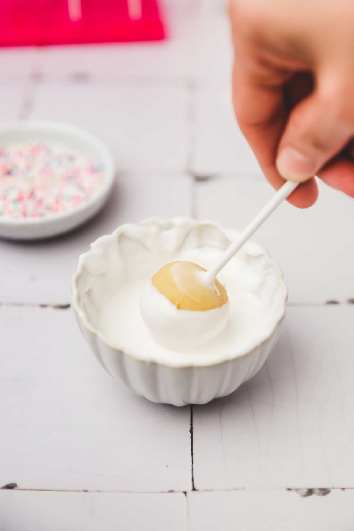 Cake pop plongé dans du chocolat fondu