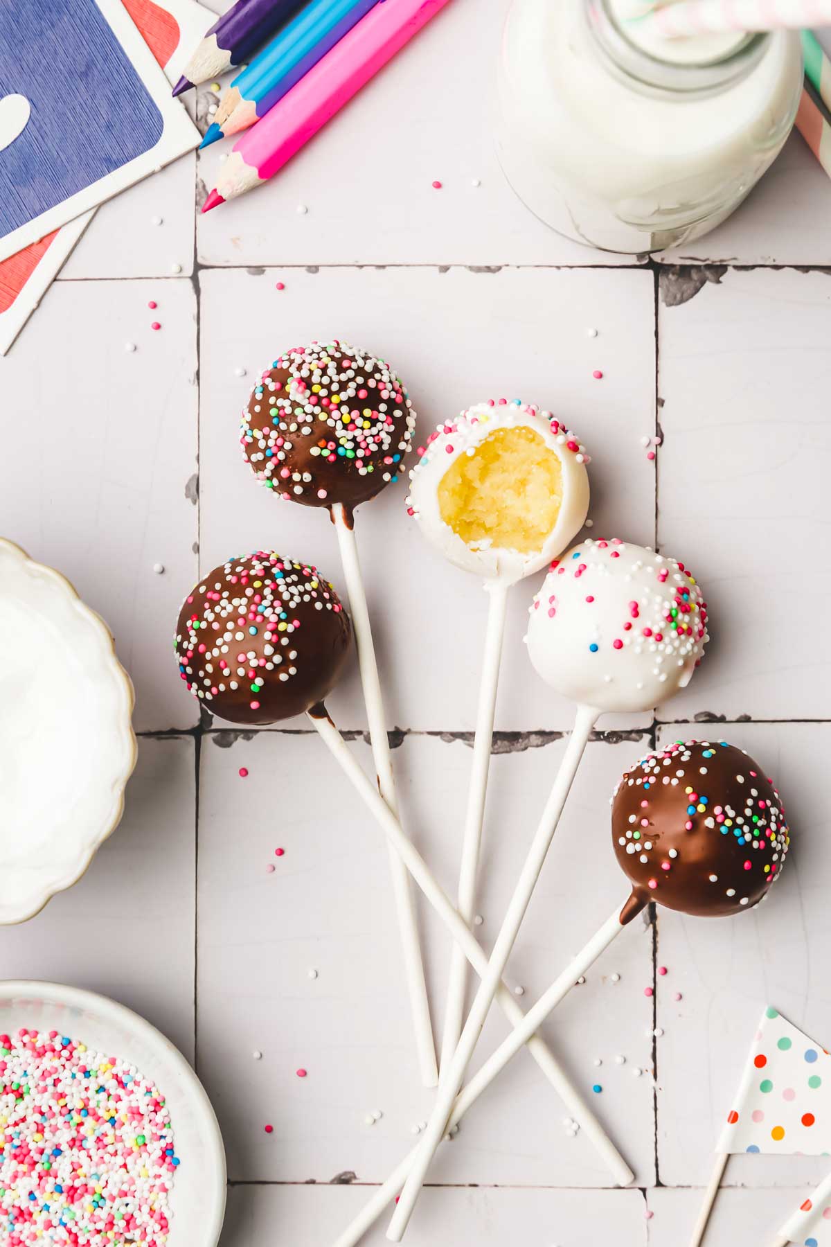 Cake pops sur une table