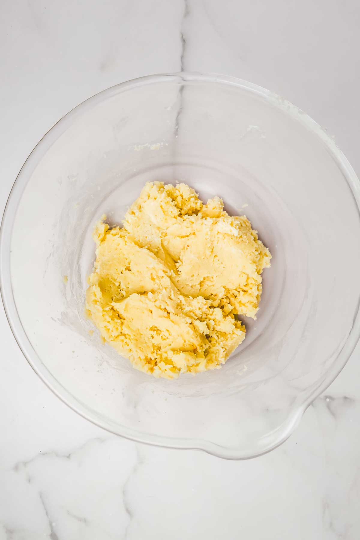 Bol avec pâte à gâteau