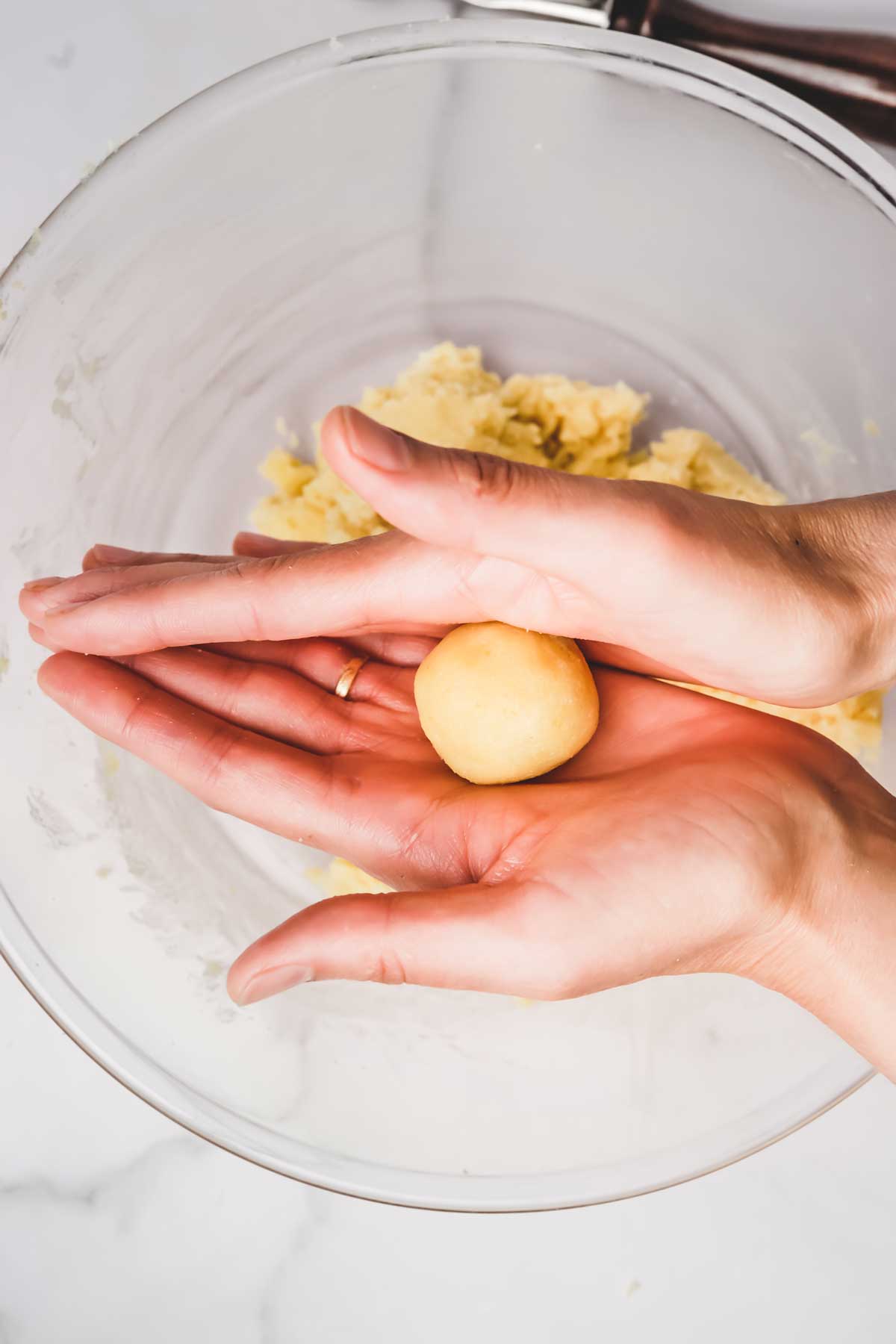 Boule de pâte roulée dans les mains