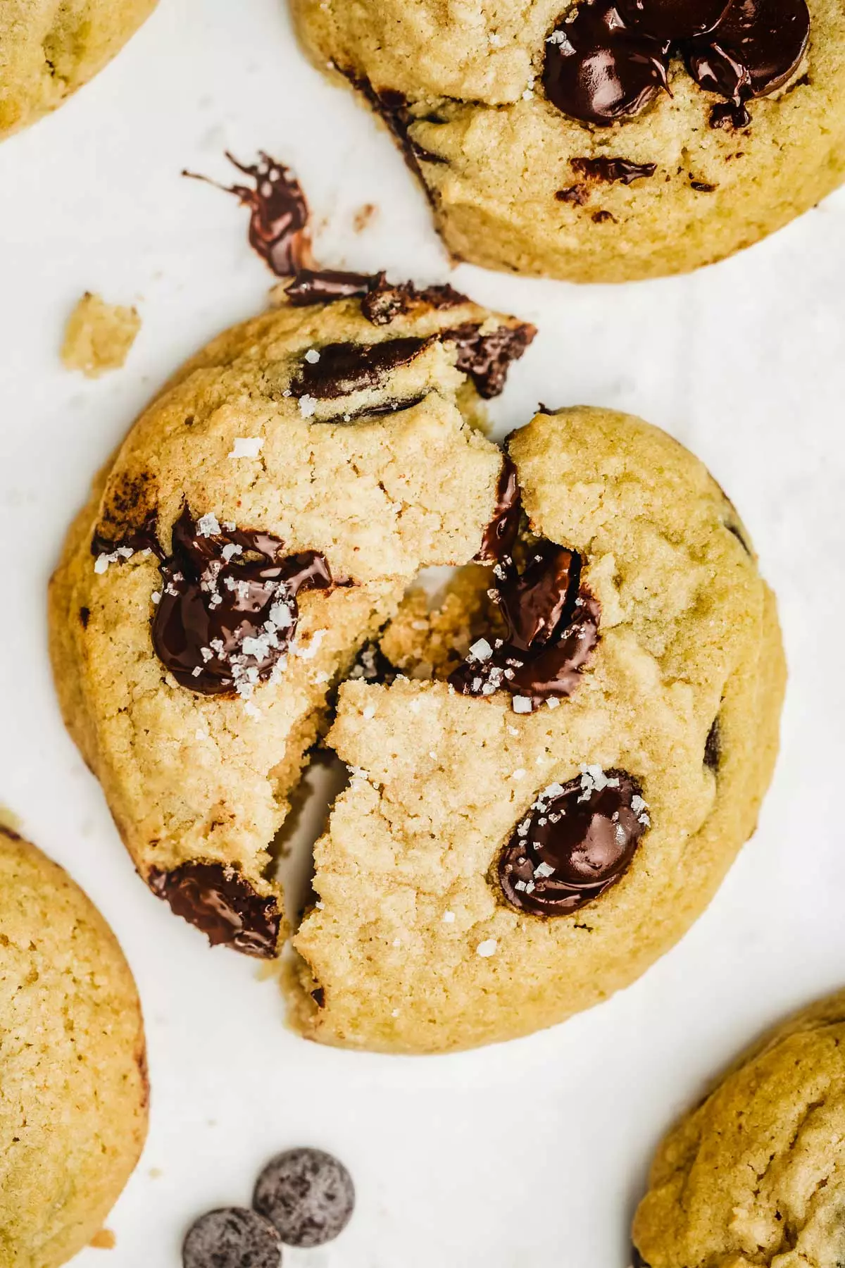 Cookies sans gluten coupé en 2 sur une table