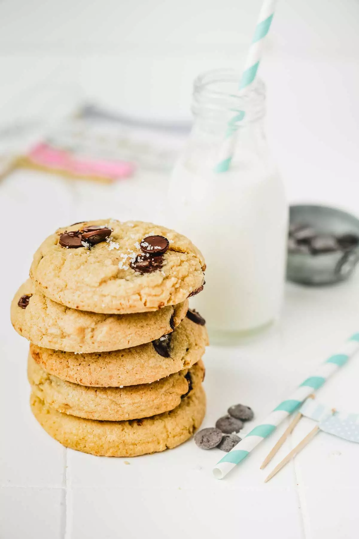 Pile de cookies sans gluten aux pépites de chocolat avec une bouteille de lait