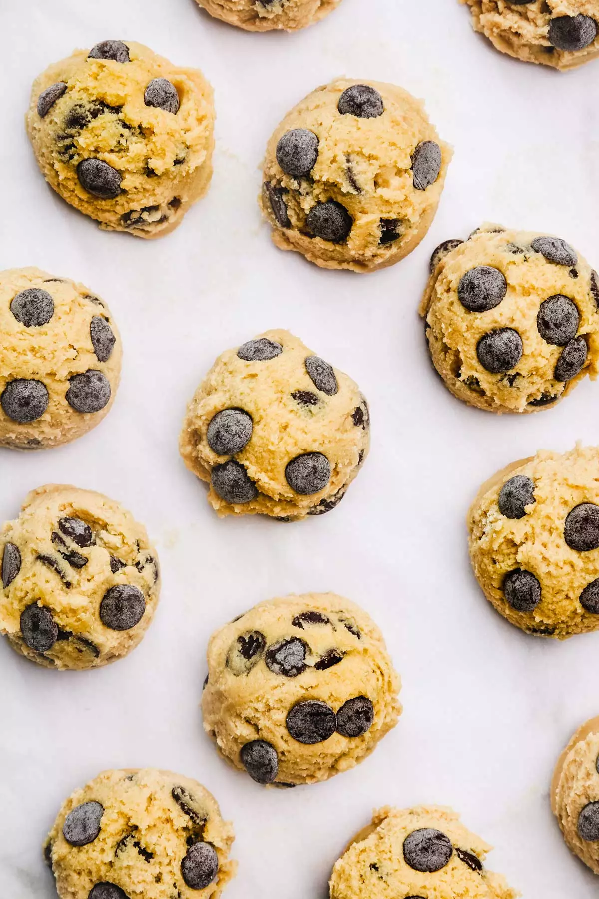 Boules de pâte à cookies sans gluten sur une plaque