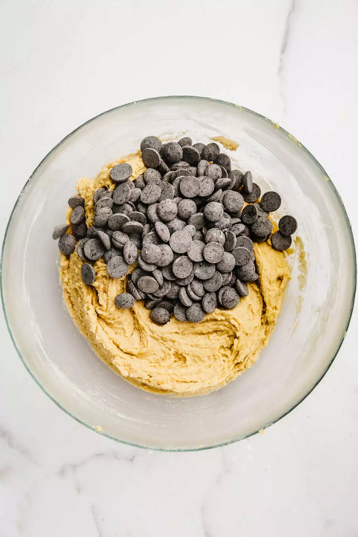 Bol avec pâte à cookies et pépites de chocolat