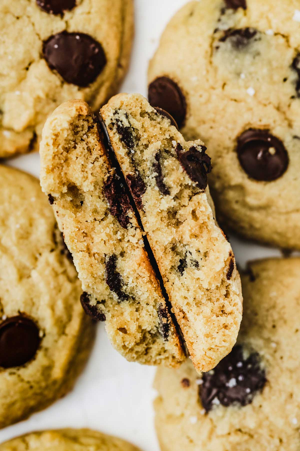 Cookies aux pépites de chocolat sans gluten coupé en 2