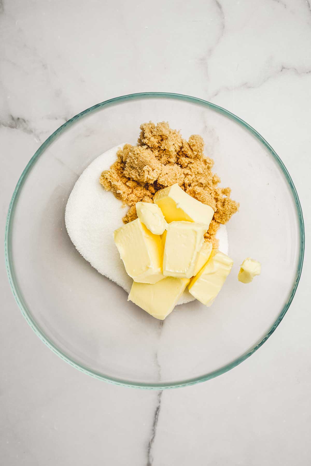 Bol avec du beurre et du sucre