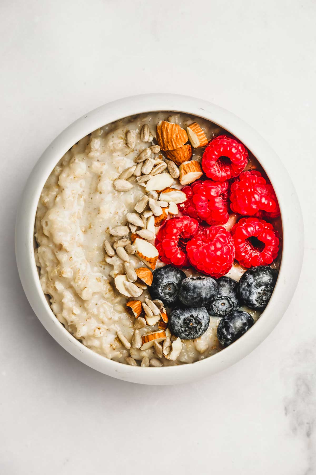 Bol avec un porridge et fruits rouges