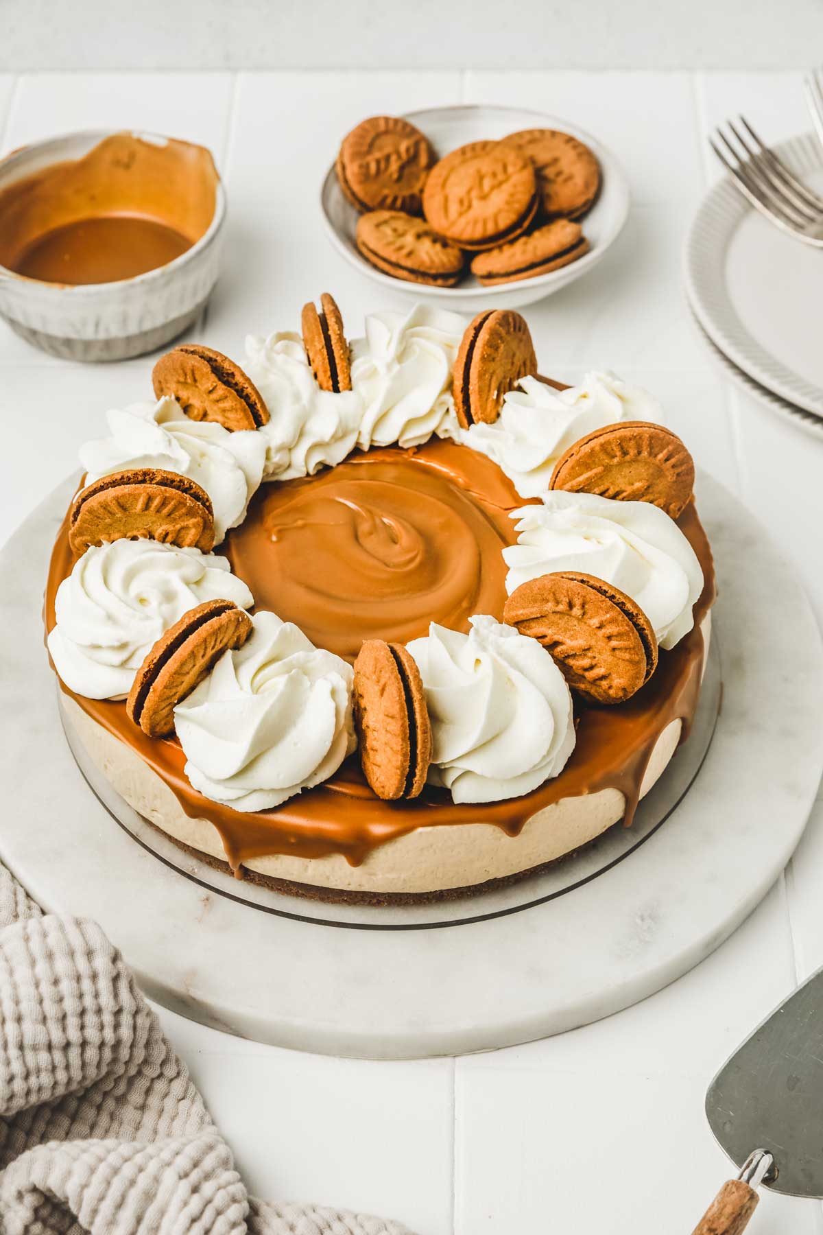 cheesecake aux spéculoos sur une table