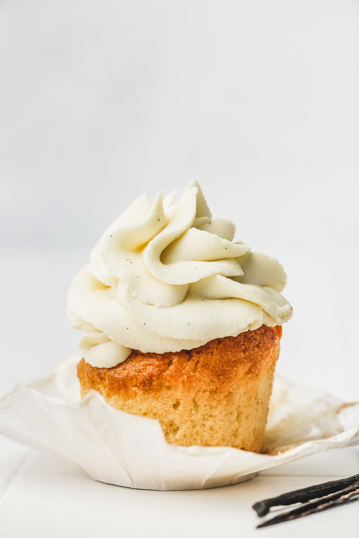 Cupcake with whipped white chocolate ganache