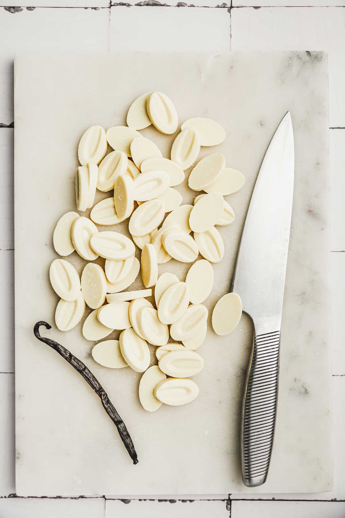 Planche en marbre avec chocolat blanc et couteau