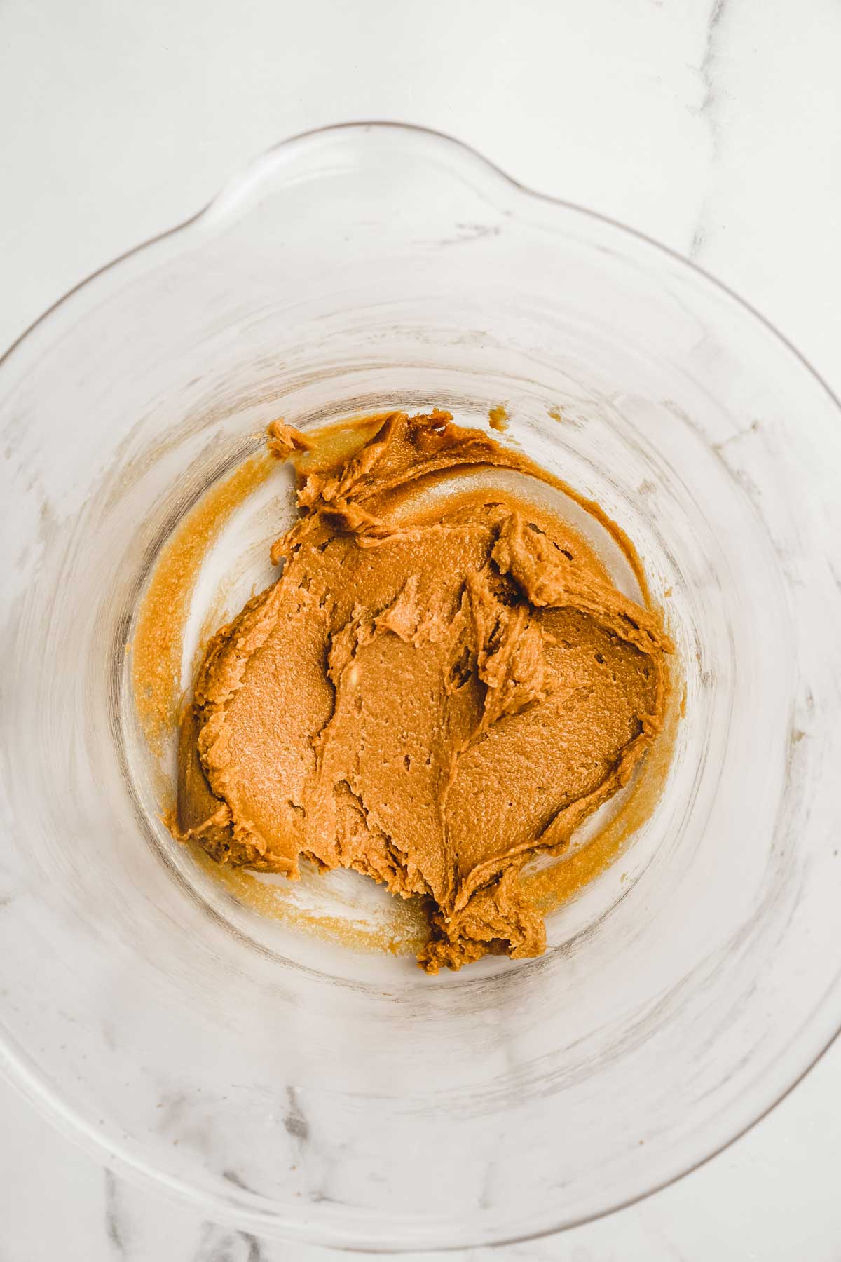 Grand bol avec du beurre crémer avec du sucre brun