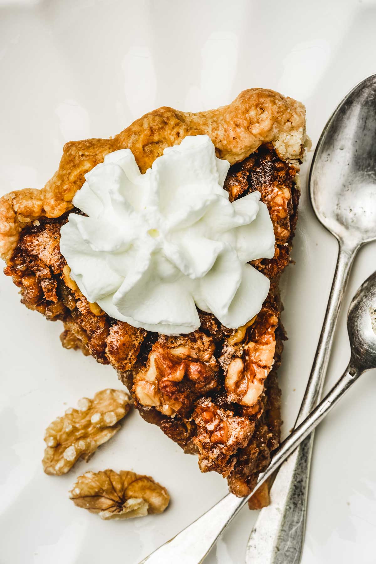 Part de tarte aux noix dans une assiette avec chantilly