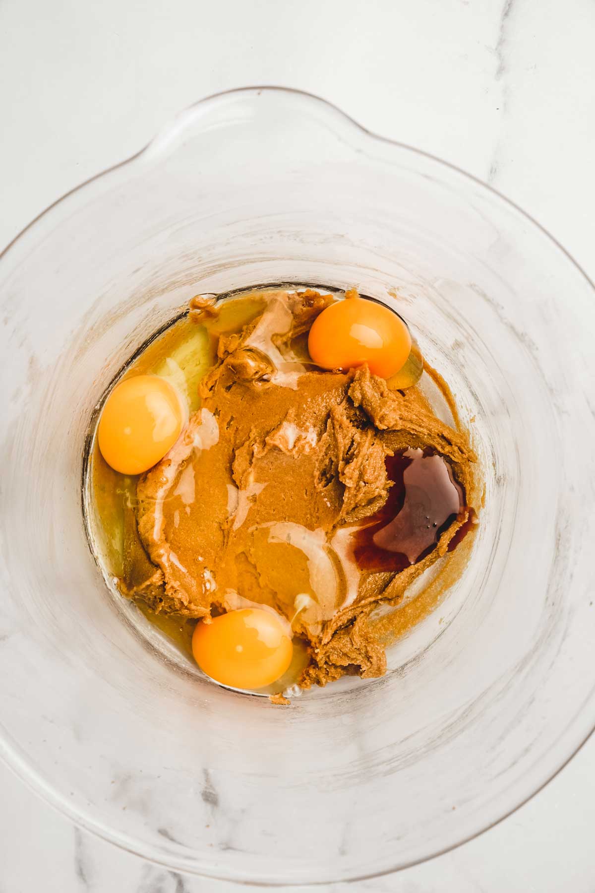 Grand saladier avec des oeufs et du beurre