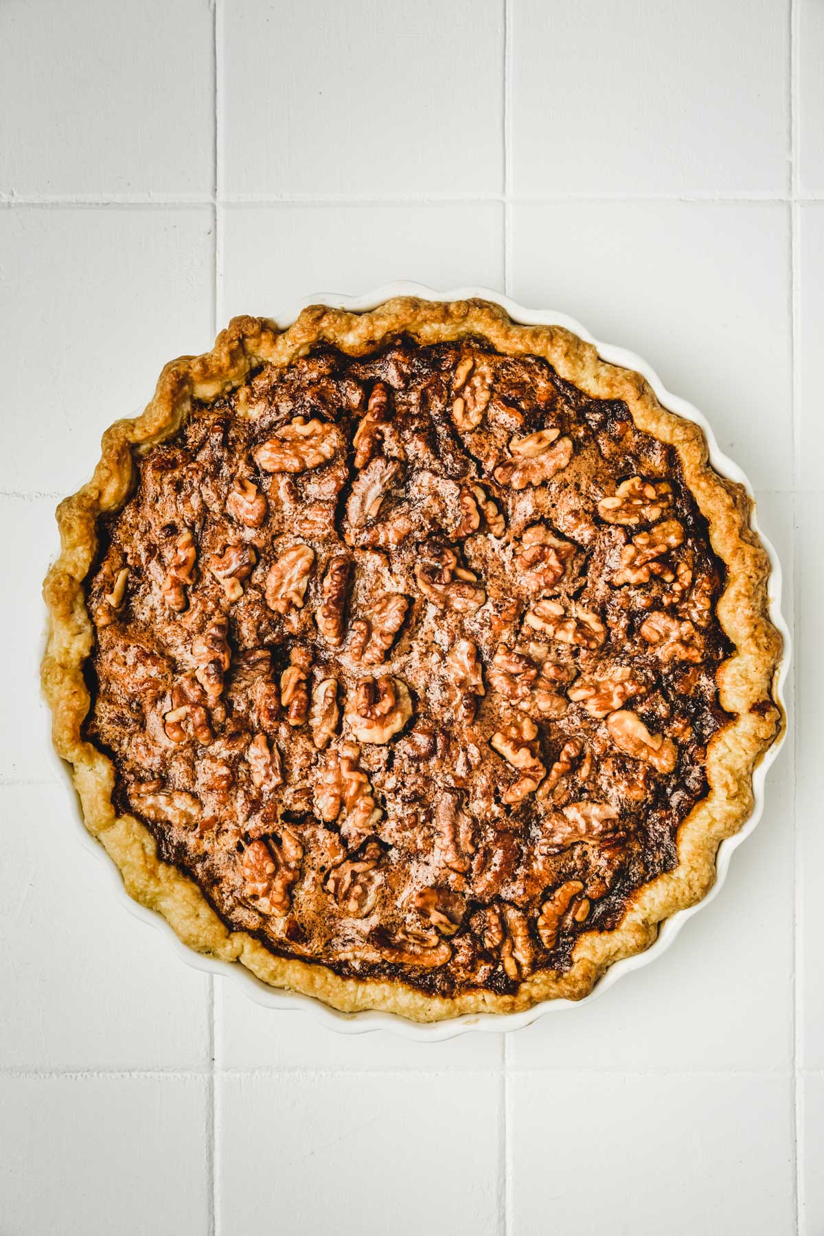 Moule à tarte avec une tarte aux noix après cuisson
