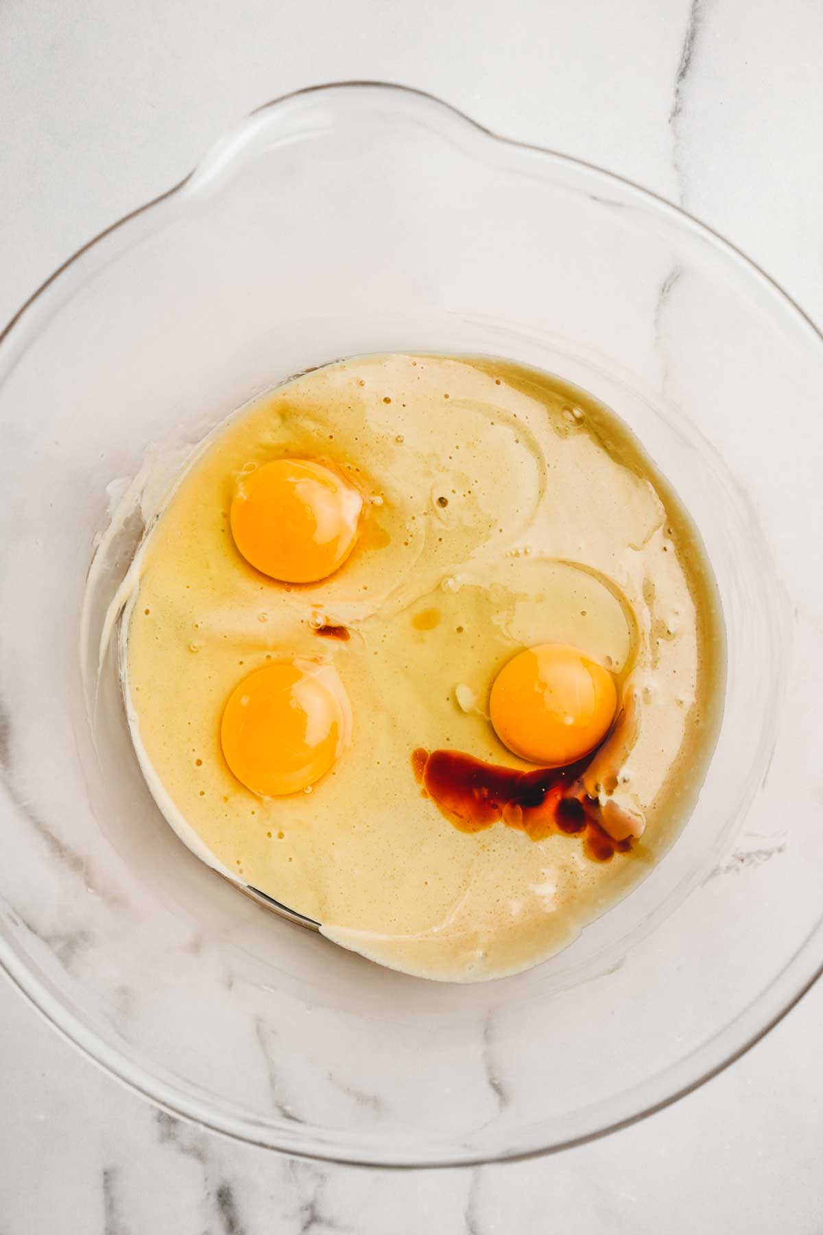 Large récipient avec ingrédients et oeufs