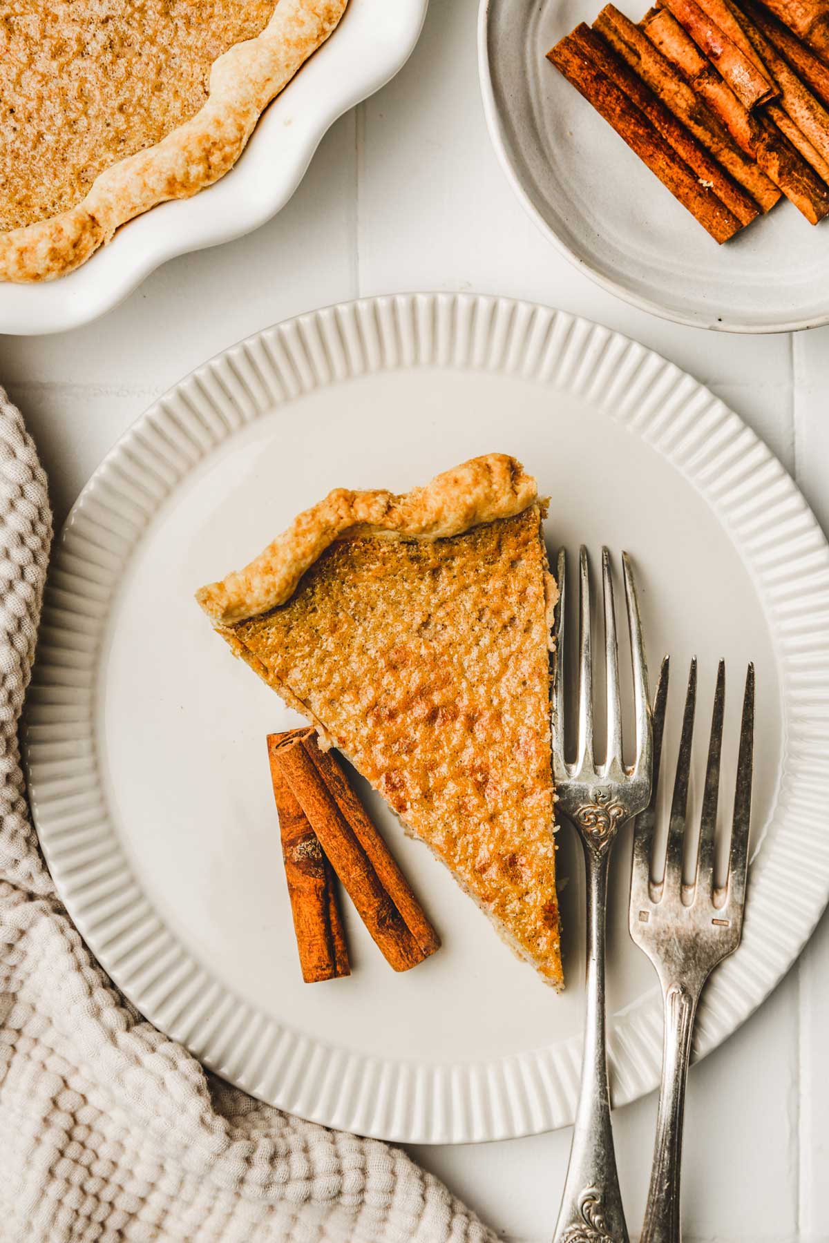 part de tarte à la cannelle dans une assiette avec des fourchettes