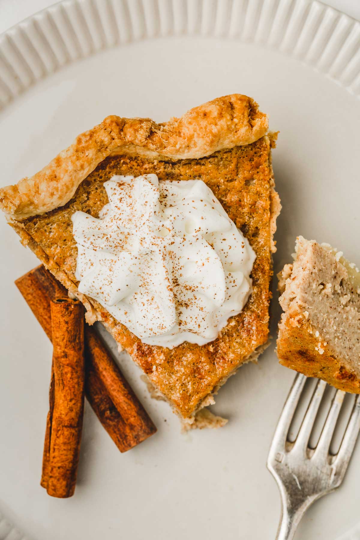 Part de tarte à la cannelle avec chantilly et une fourchette