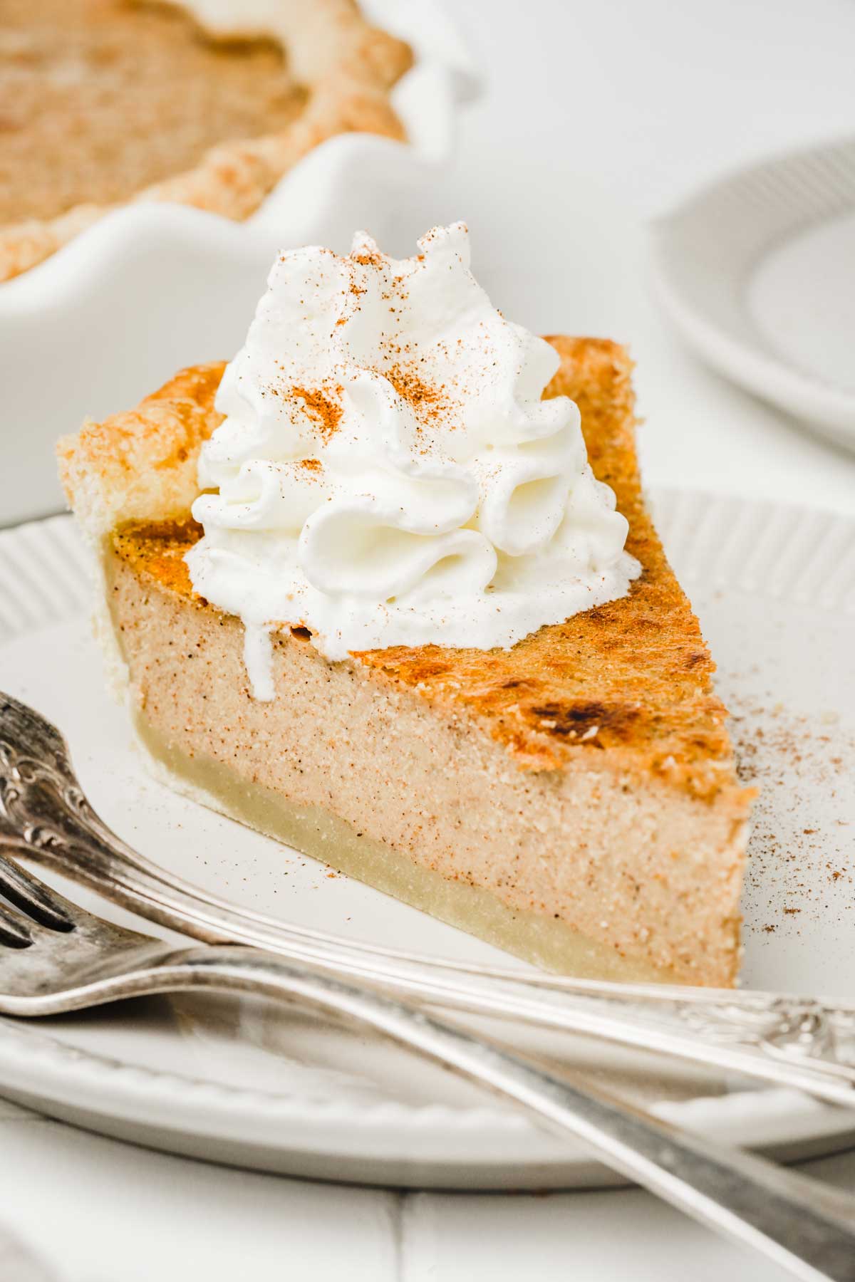 Part de tarte cannelle avec chantilly dans une assiette