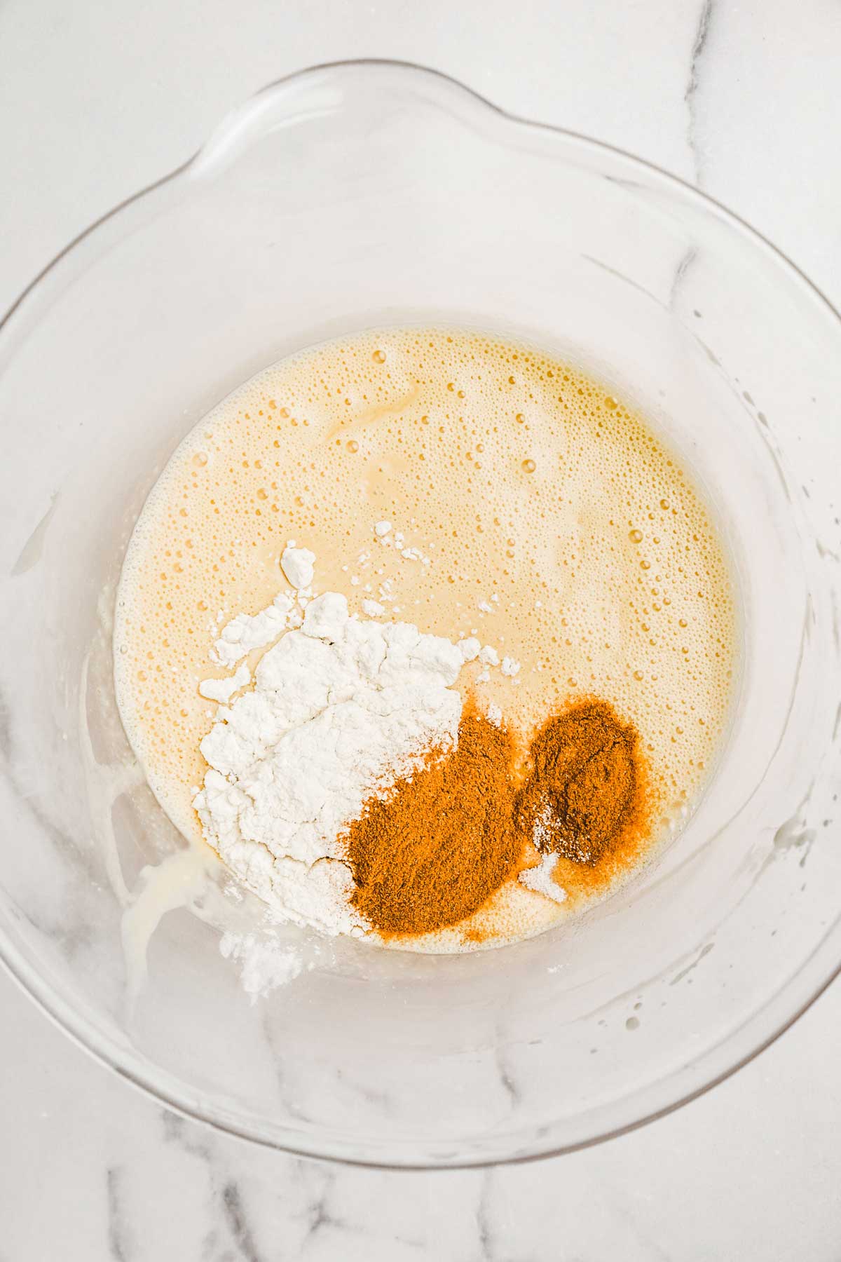 Grand bol avec de la préparation à gâteau
