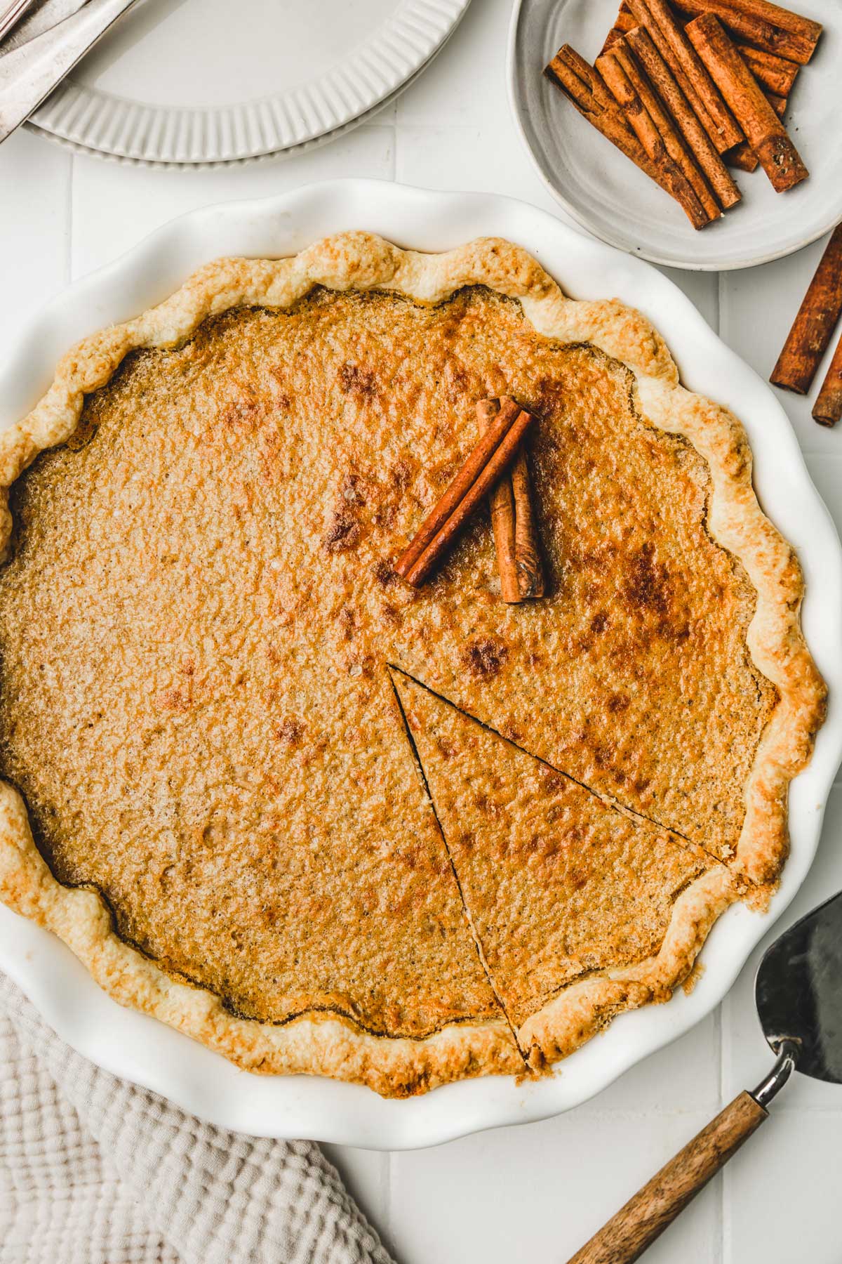 Grand tarte à la cannelle sur une table