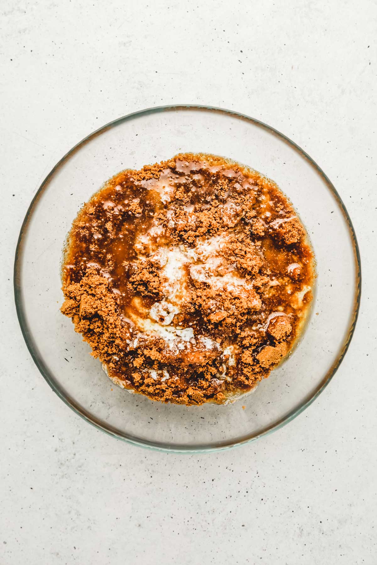 Bol avec des miettes et du beurre fondu