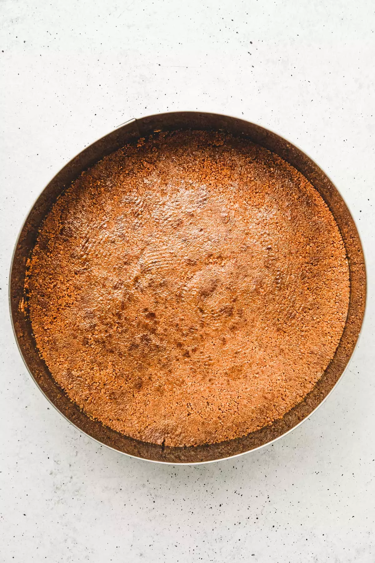 cercle à pâtisserie avec fond de biscuit reconstituté