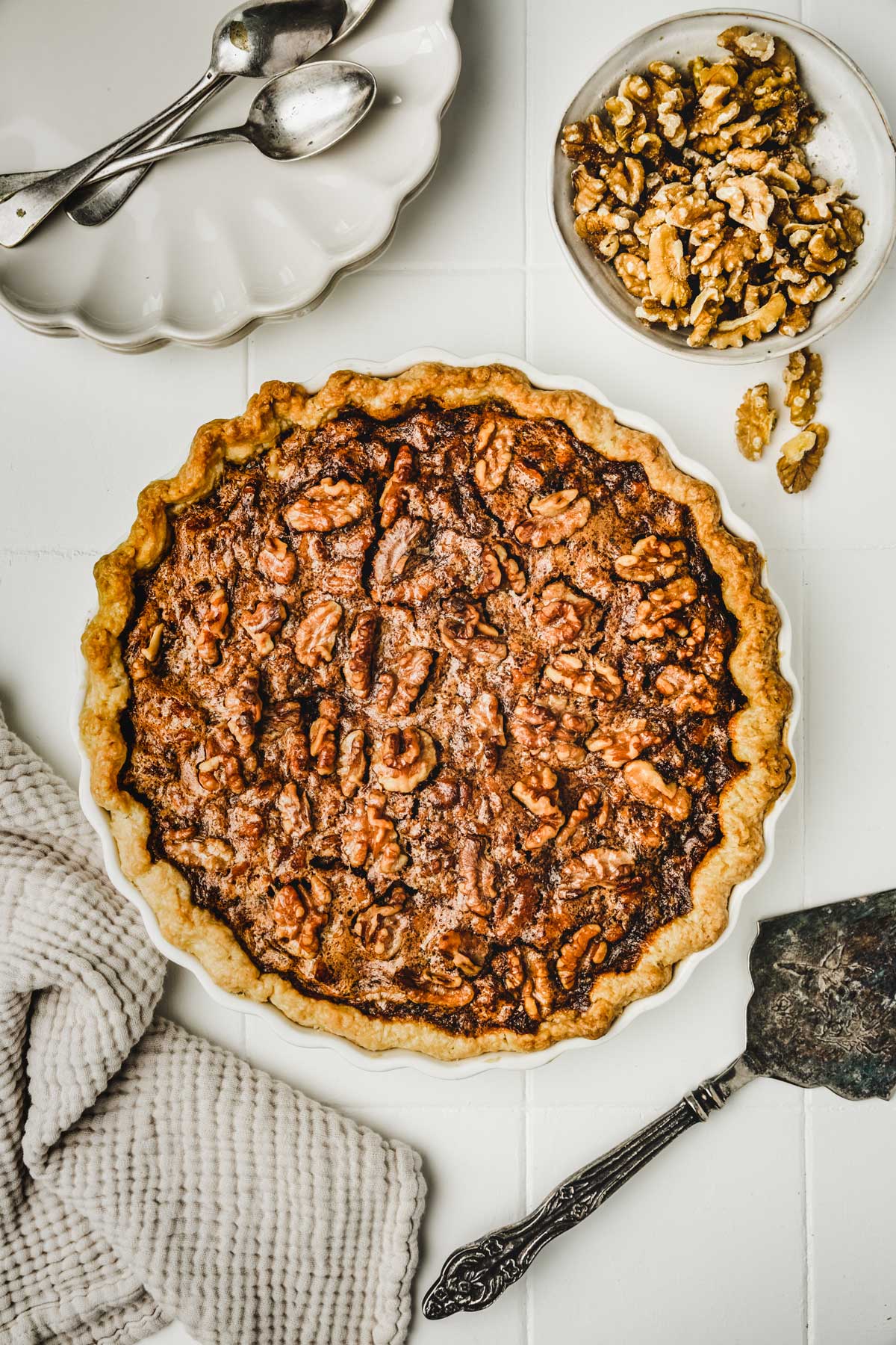 tarte aux noix dans son plat sur une table