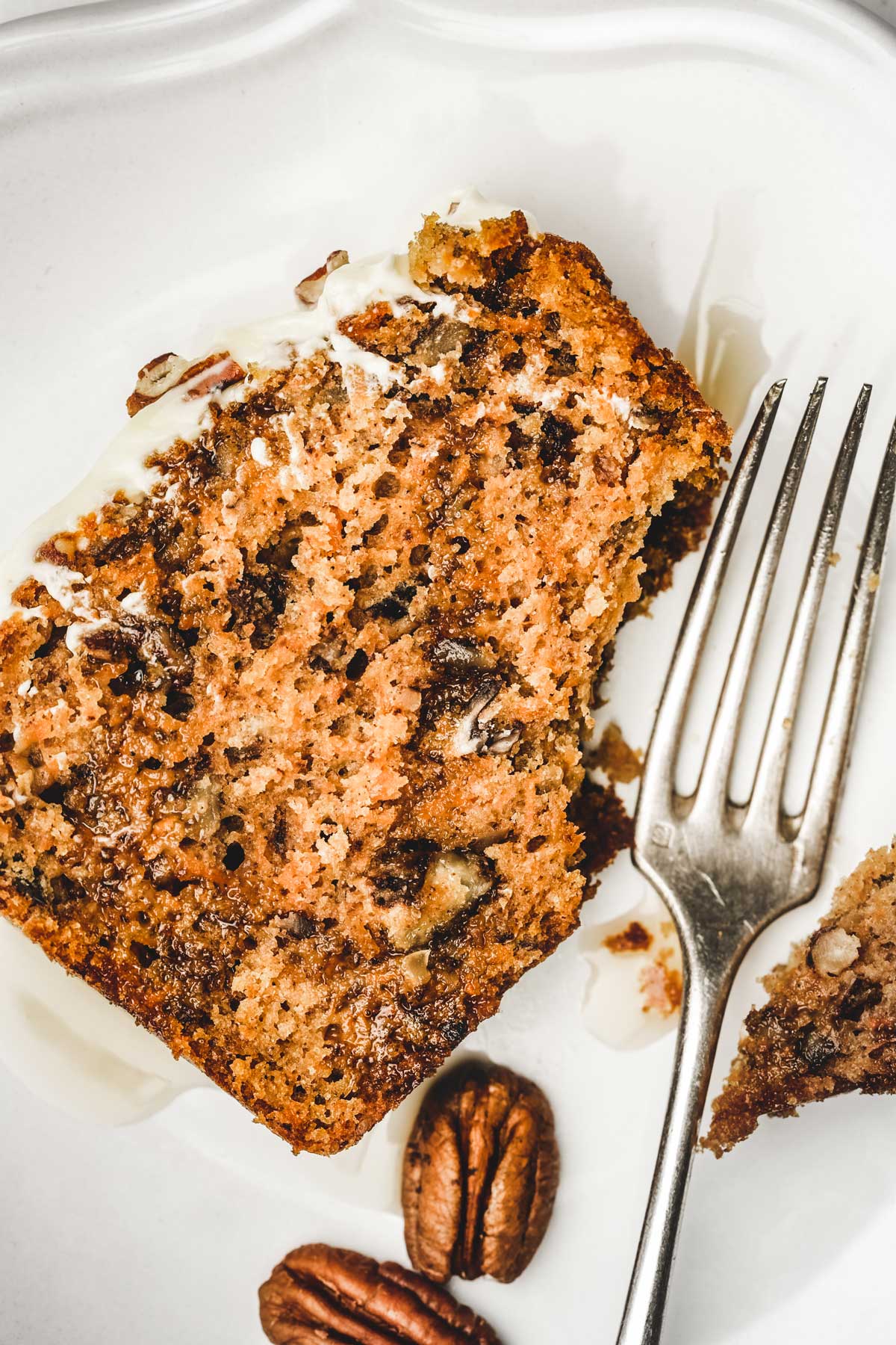 Part de cake à la carotte coupé sur une assiette