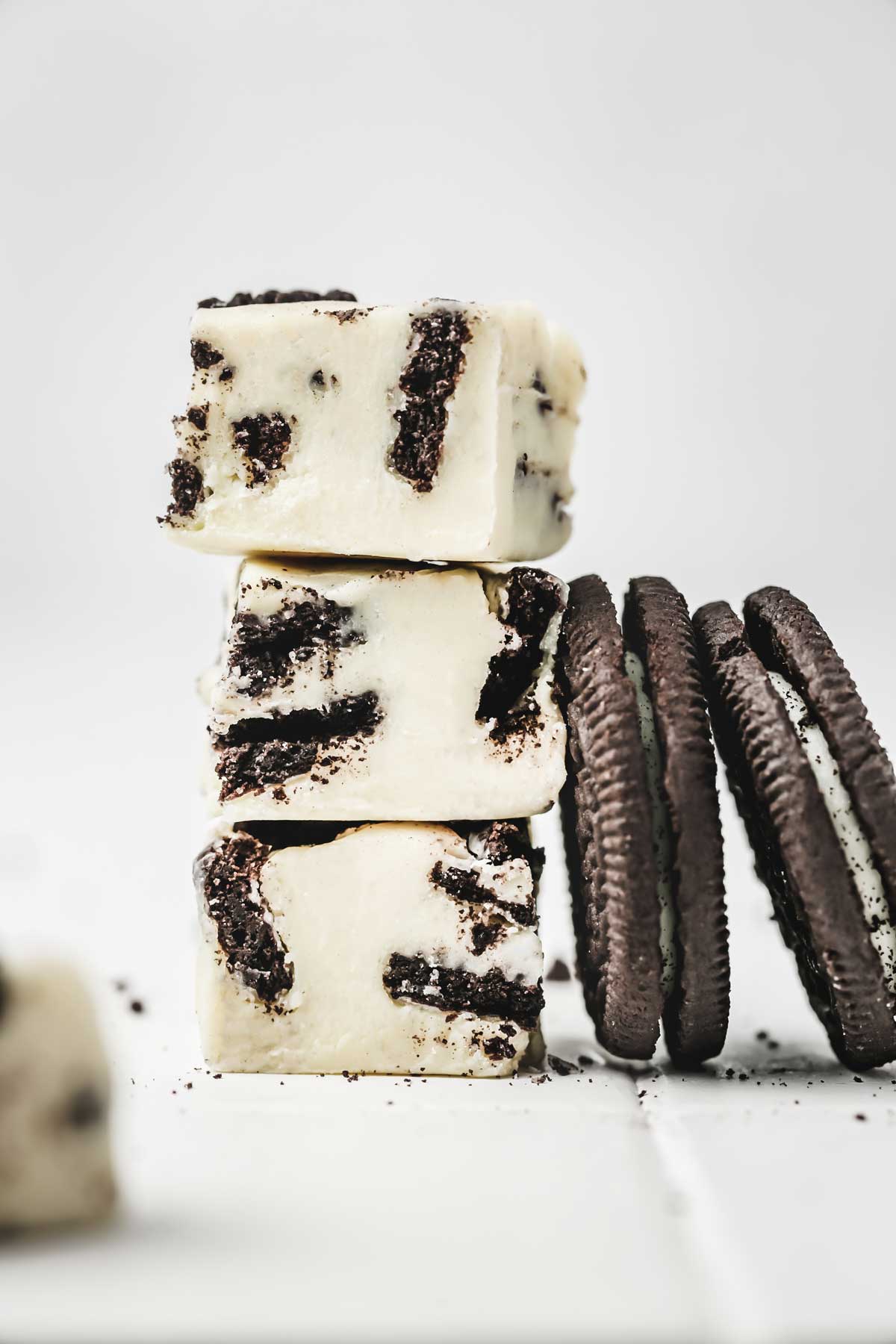 Carrés de fudge au chocolat blanc avec des oreo