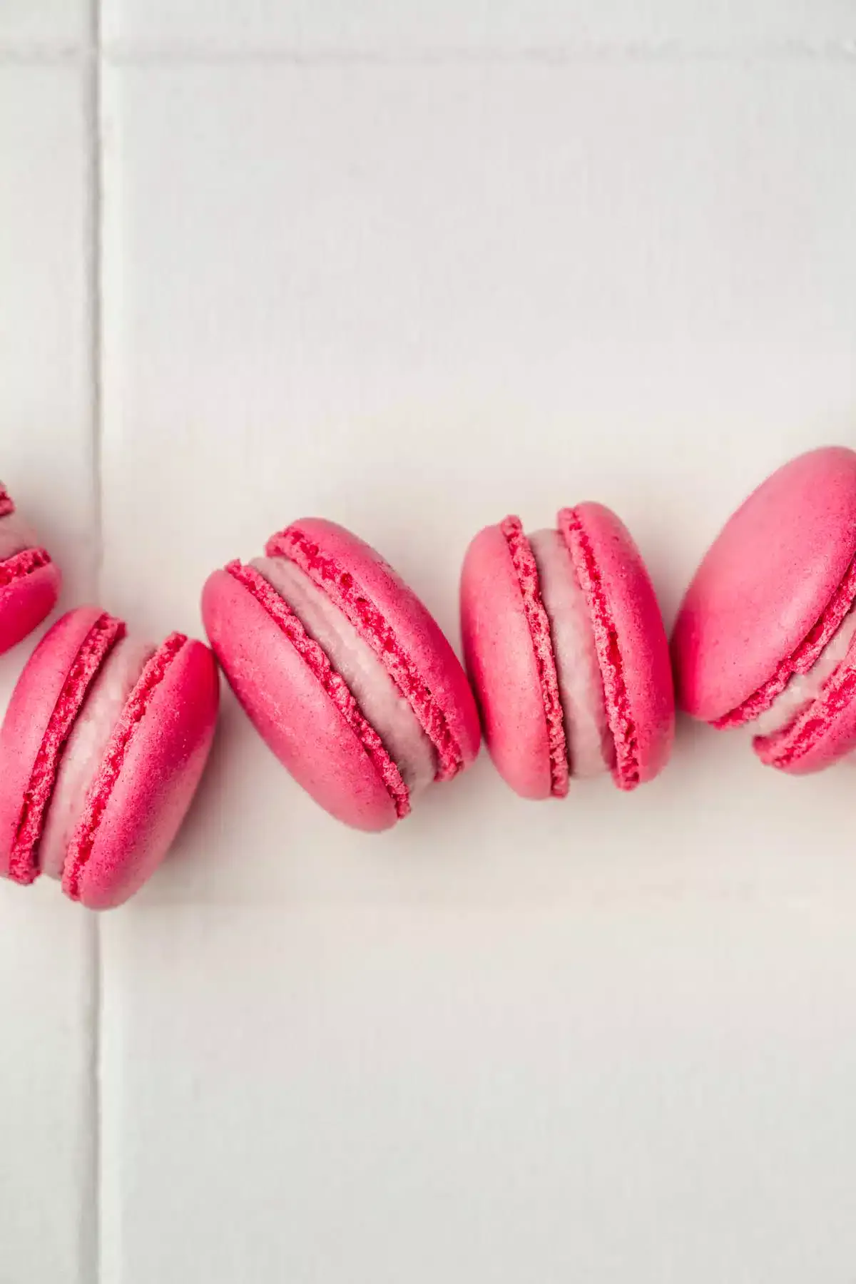 macarons rose framboise sur une table