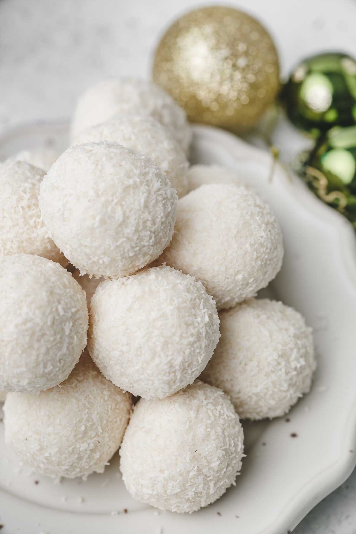 boule de coco raffaello sur une assiette