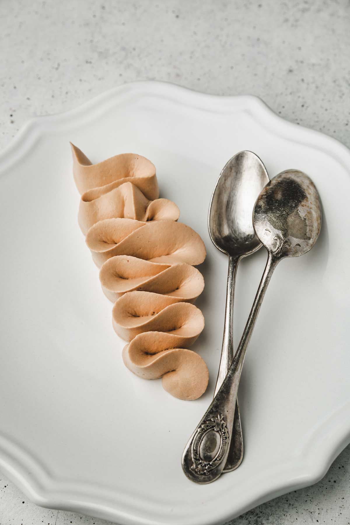 Ganache au chocolat dans une assiette avec des cuillères à café