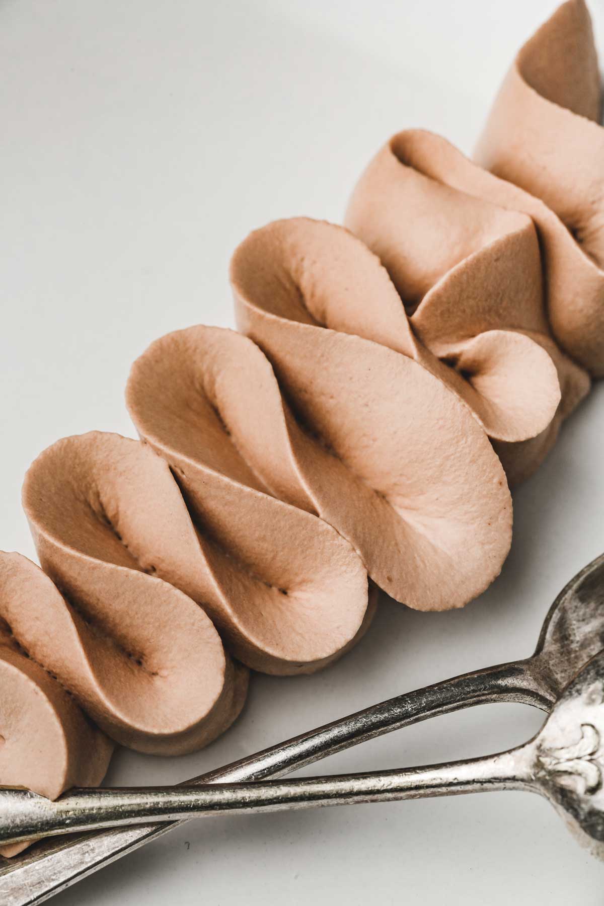 Ganache montée au chocolat dans une assiette