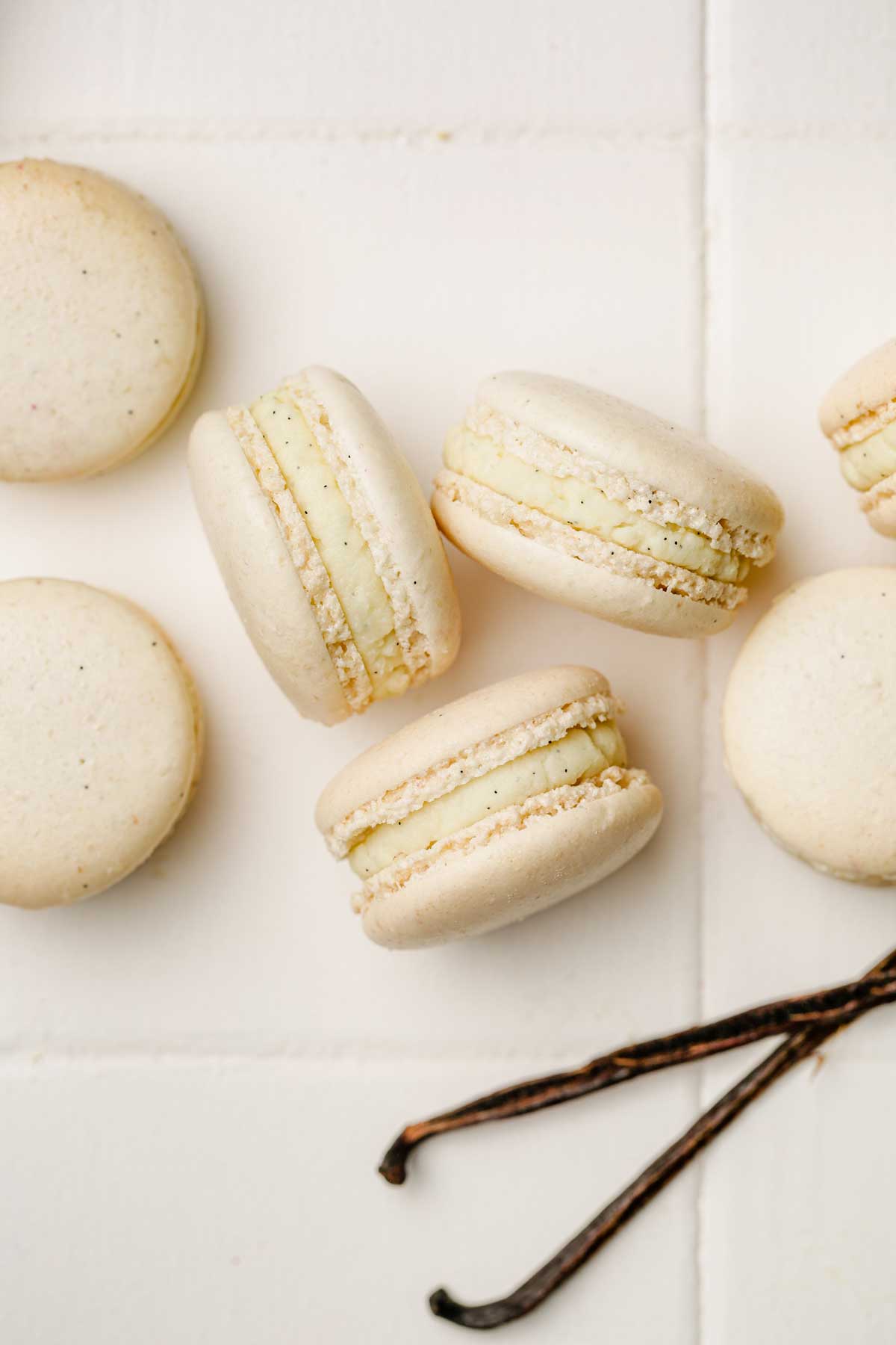 macarons à la vanille sur un plan de travail