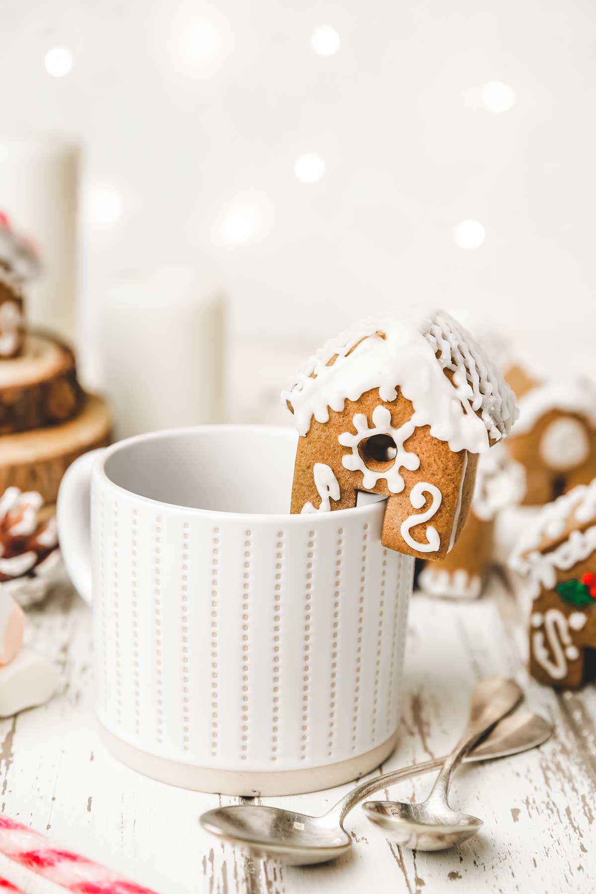 maison en pain d'épices sur une tasse