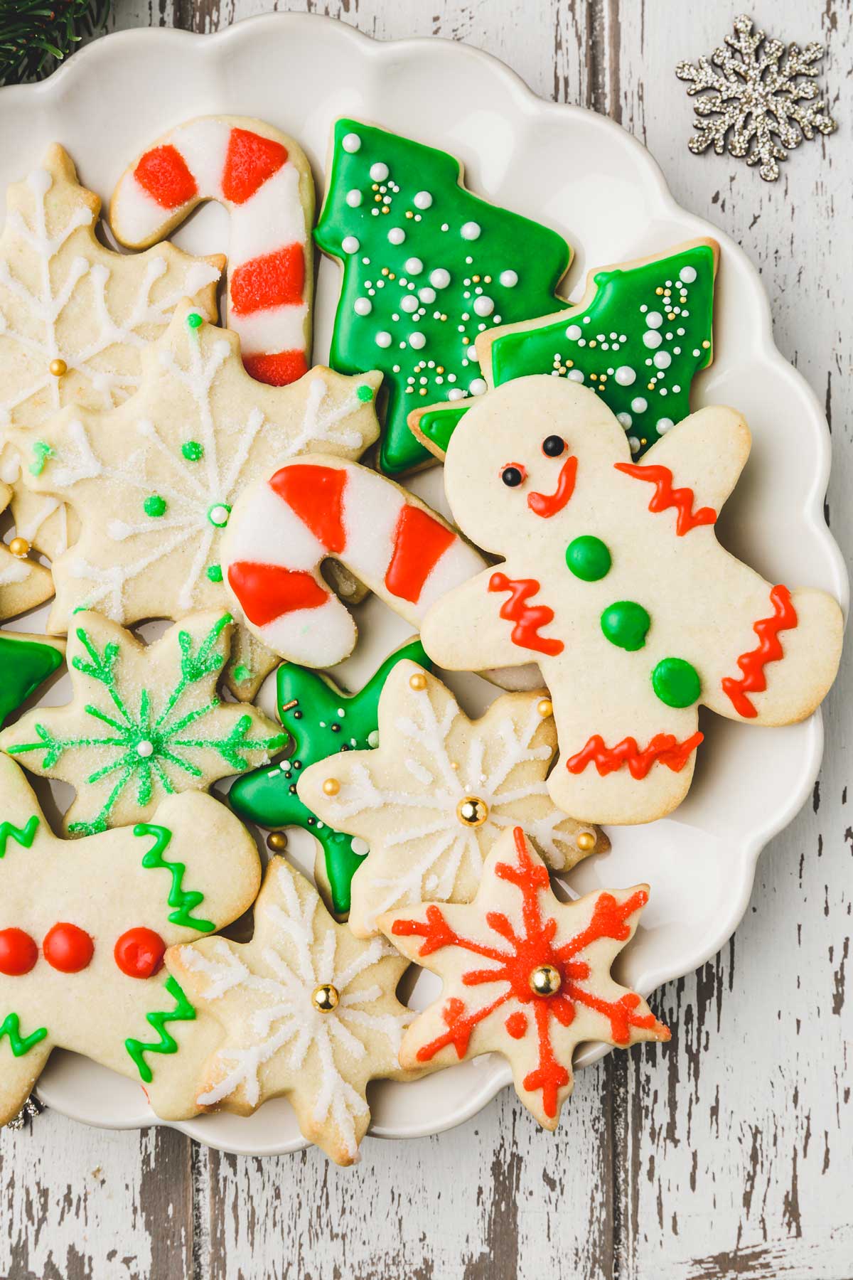 sablés de noel et glaçage royal dans une assiette