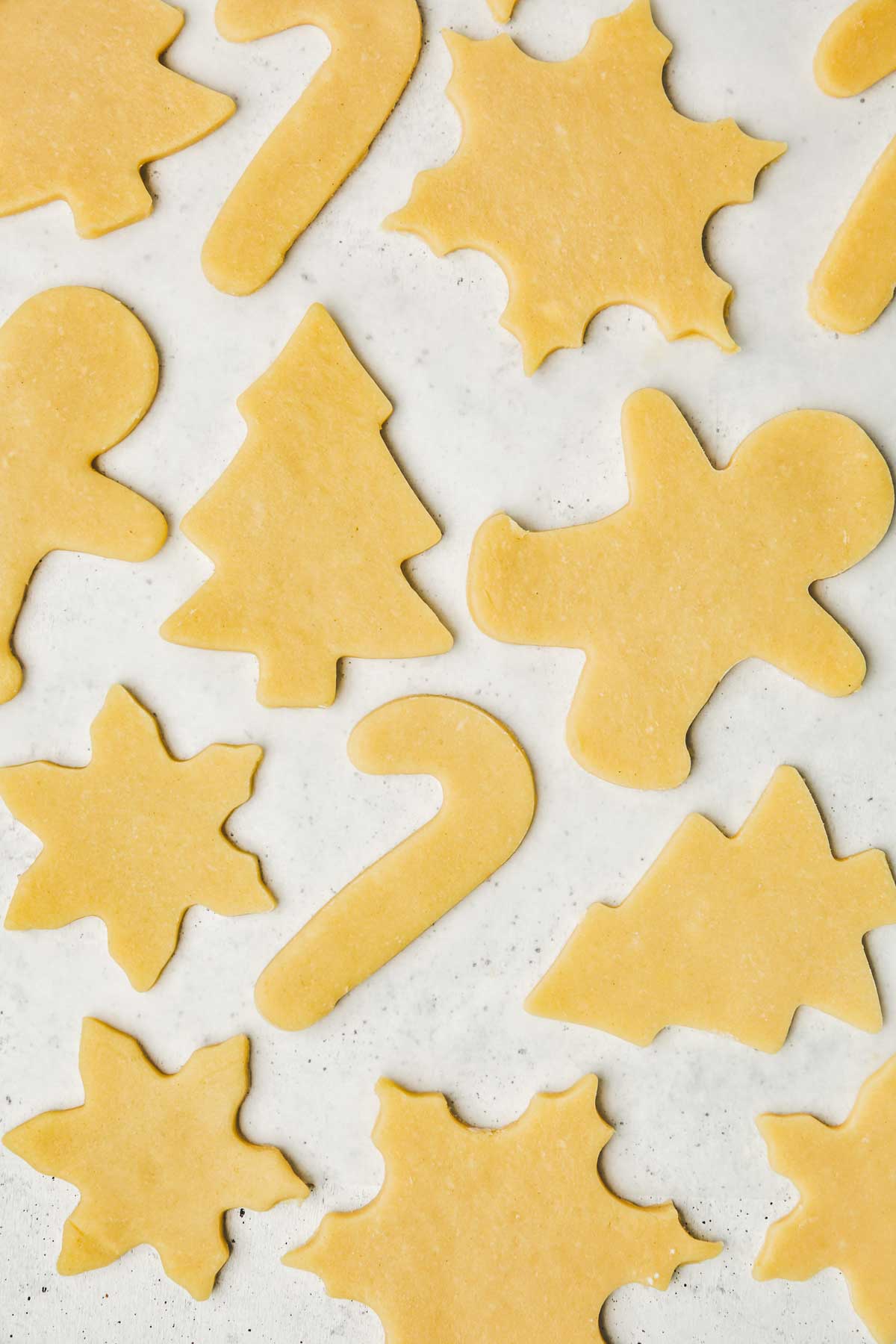 Biscuits sablés découpé sur une table