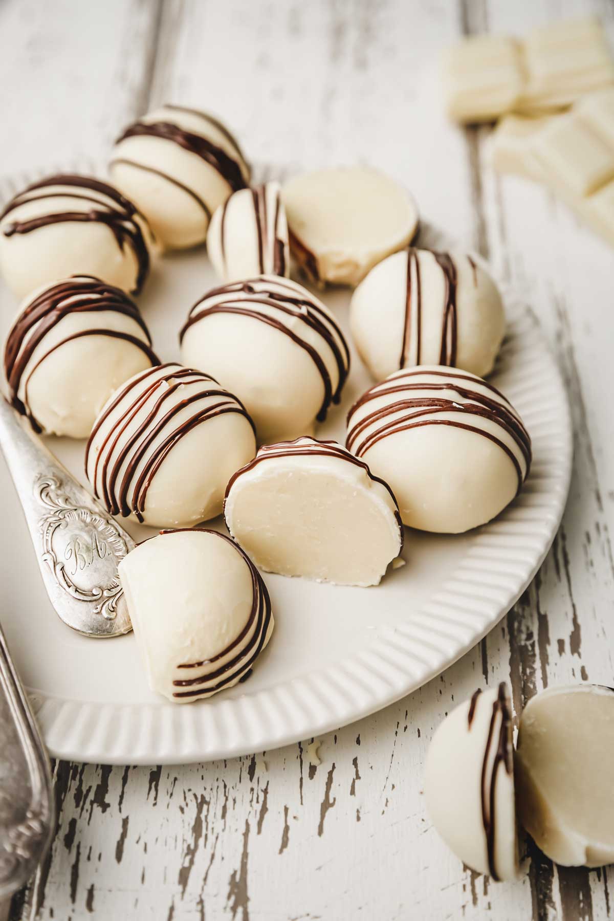 Truffes au chocolat blanc sur une assiette