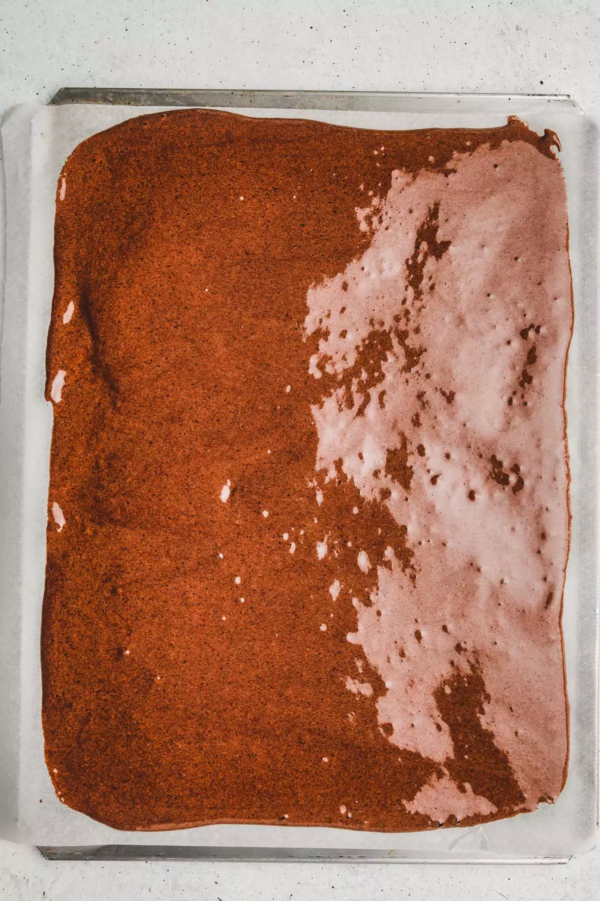 Plaque de pâtisserie avec pâte à gâteau en chocolat