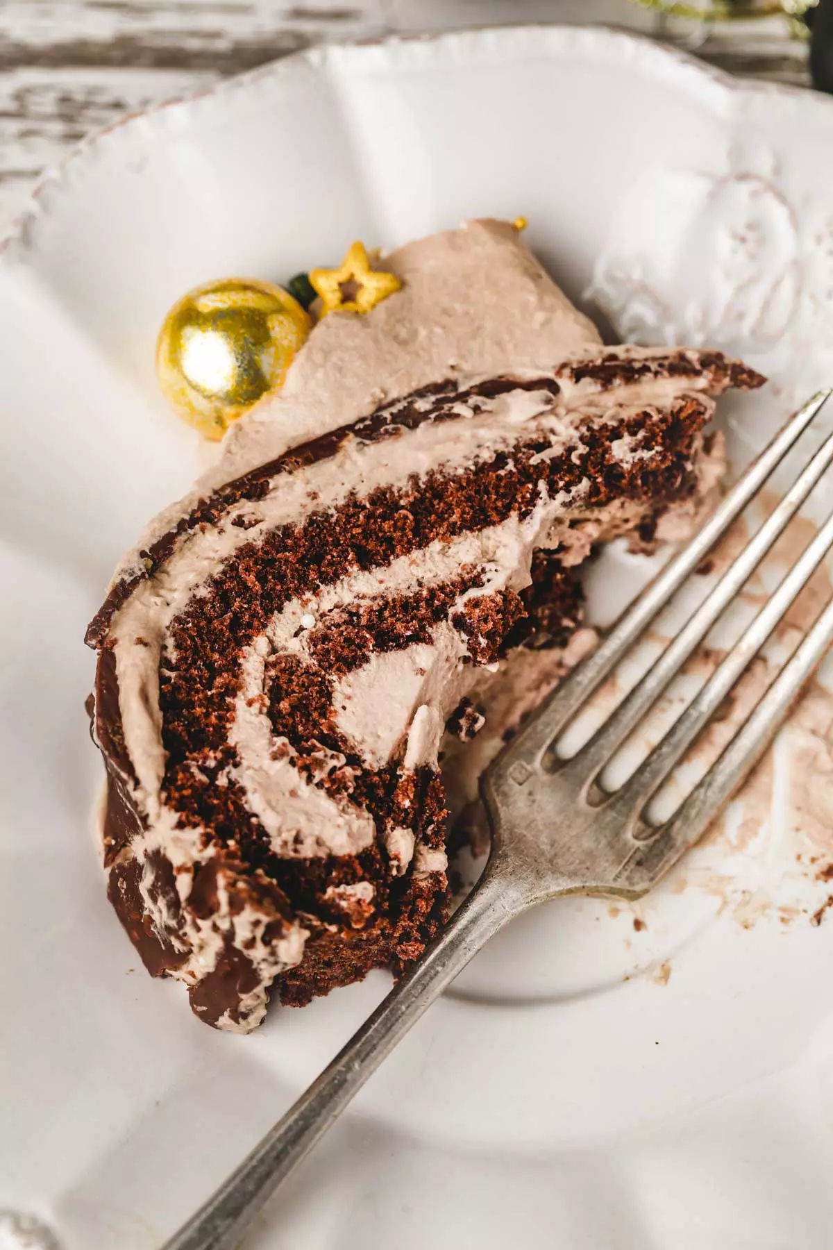 Part de buche au chocolat dans une assiette