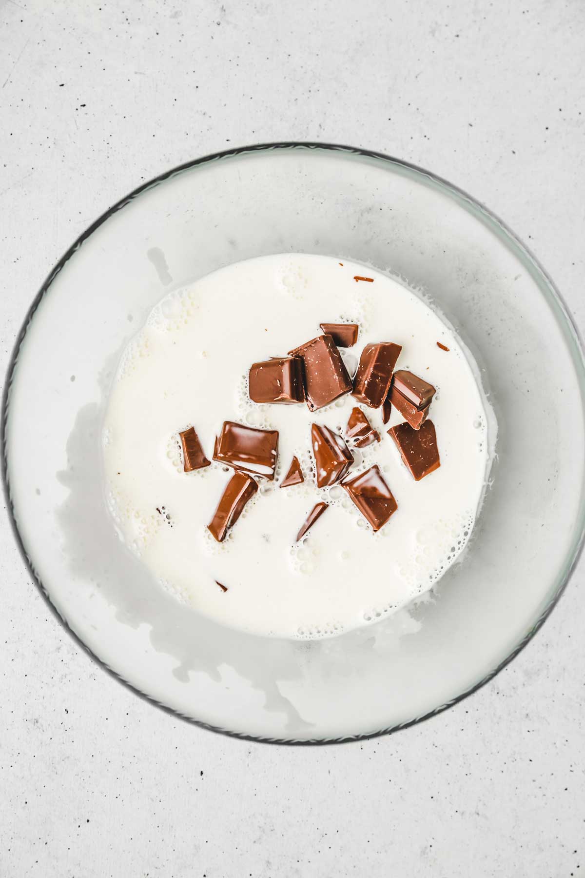 Bol avec crème et chocolat