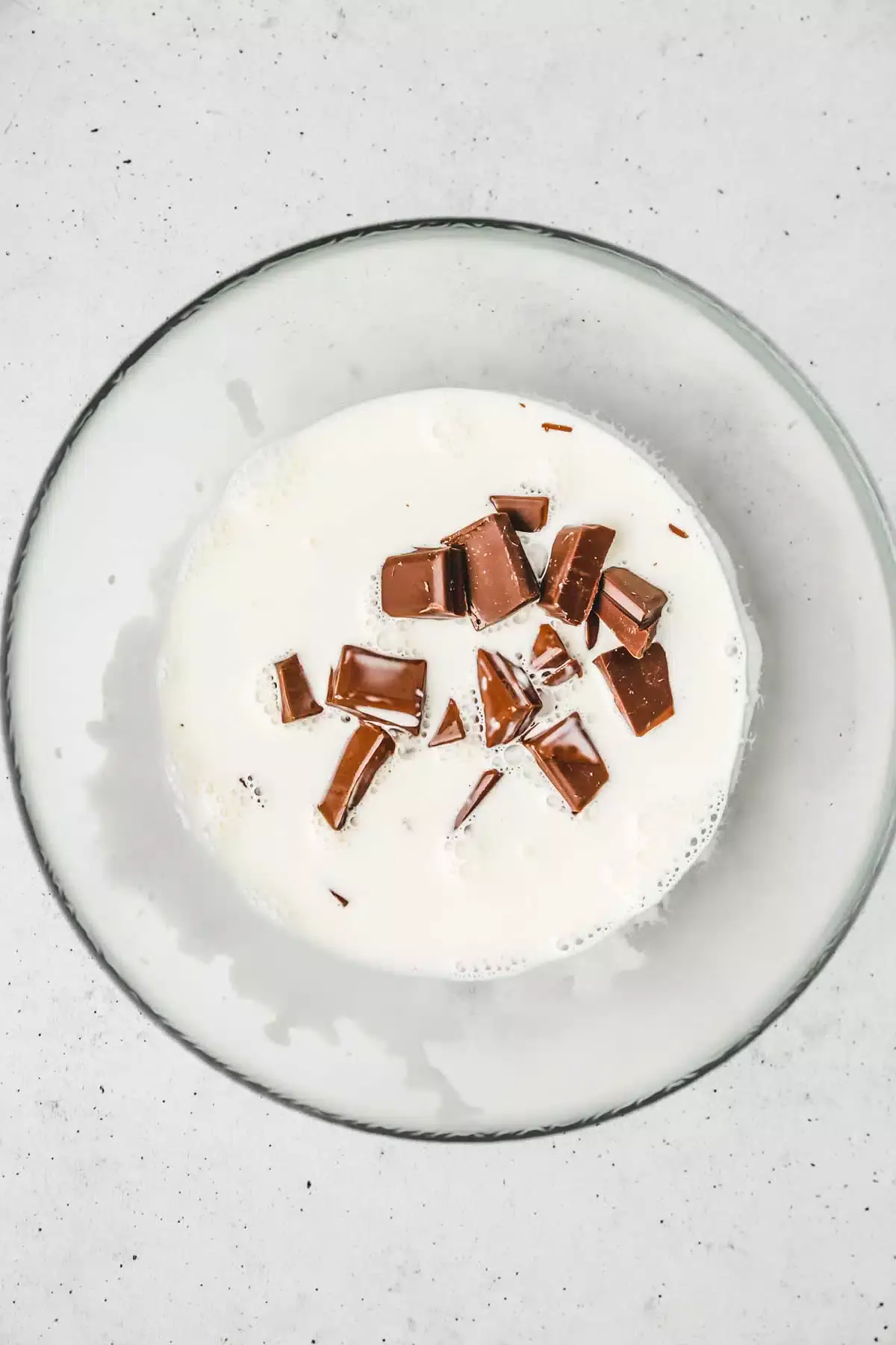 Bol avec chocolat et crème liquide