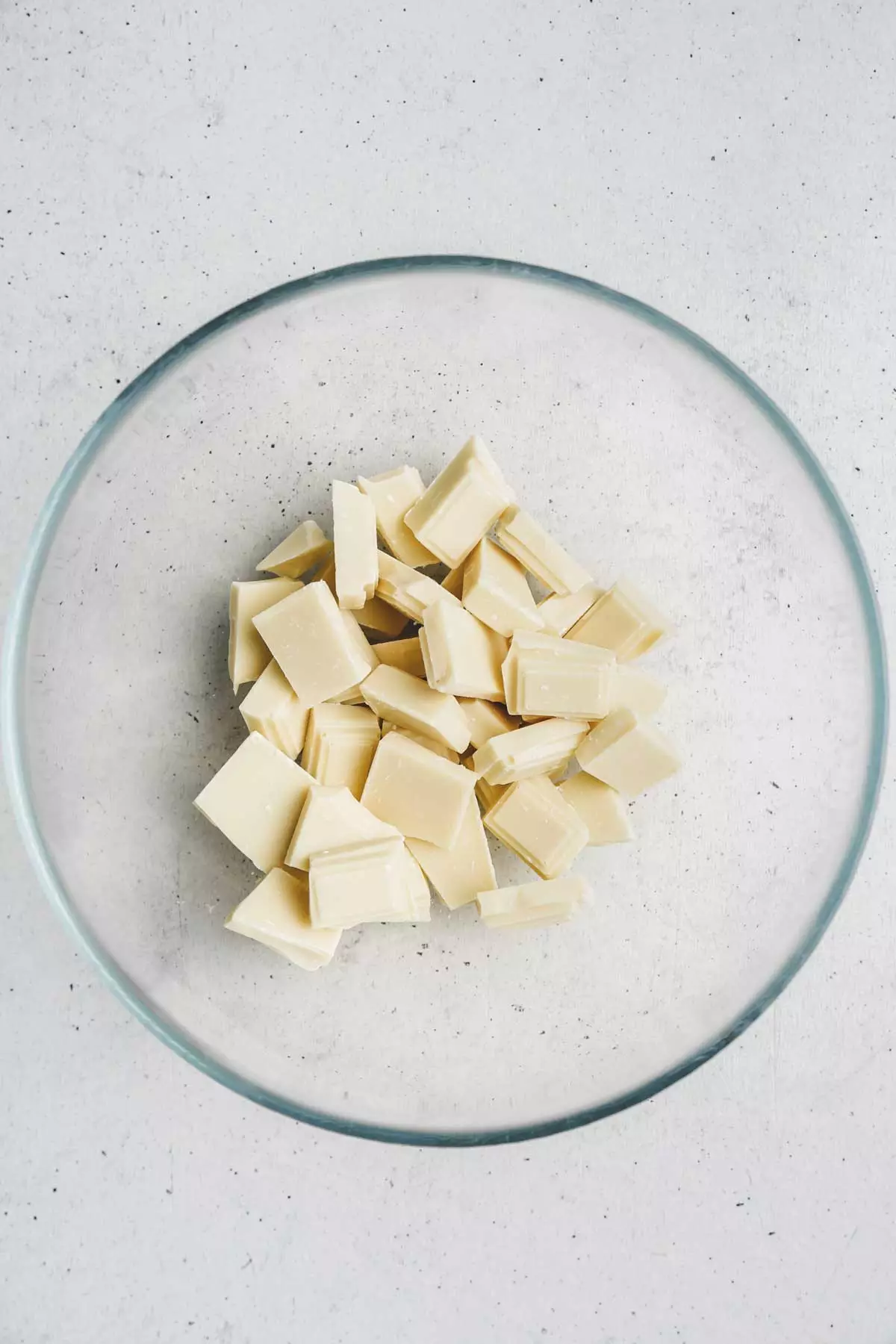 bol avec des morceaux de chocolat blanc