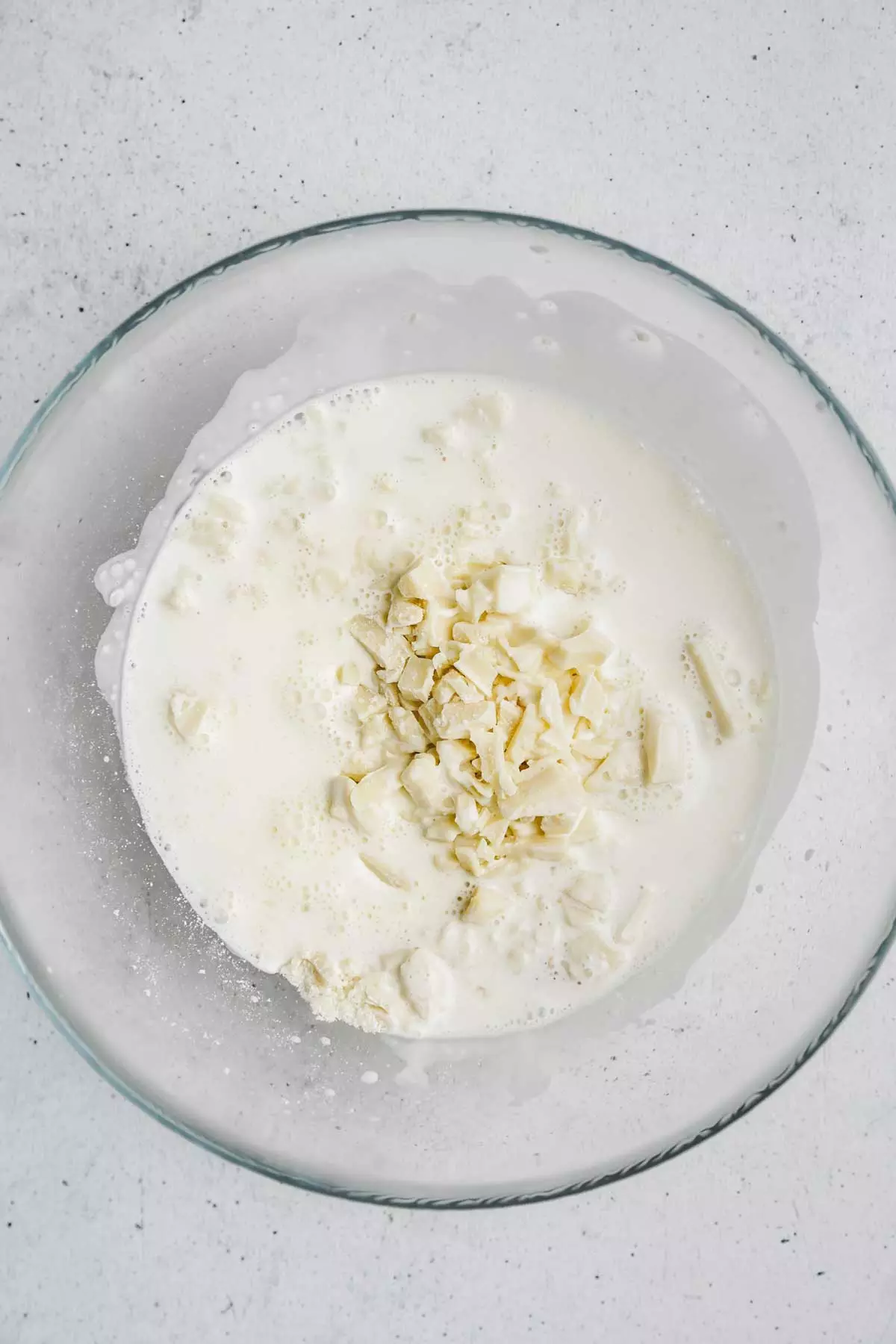 Bol avec chocolat blanc et crème liquide