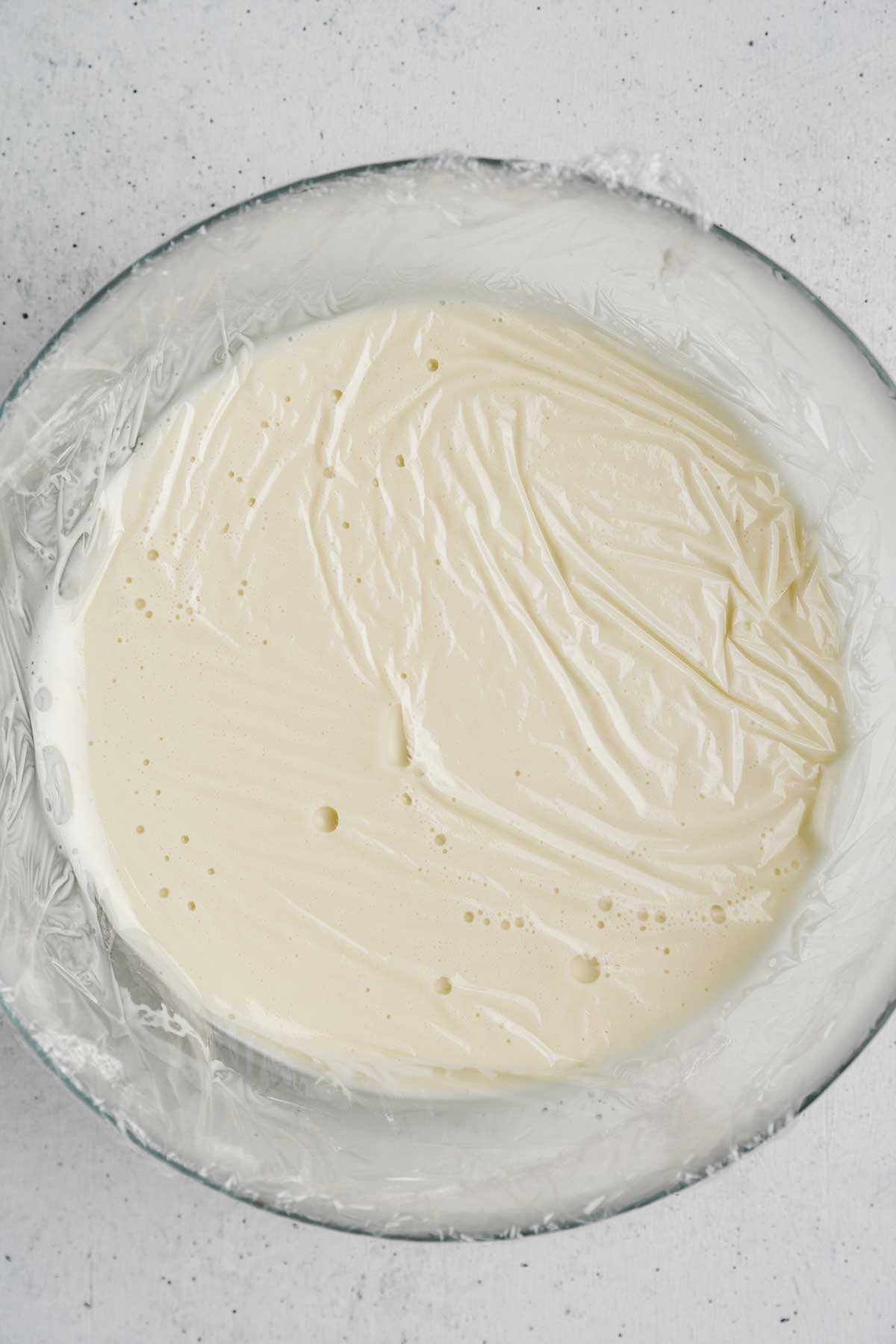 bol avec ganache chocolat blanc coco couverte d'un film alimentaire